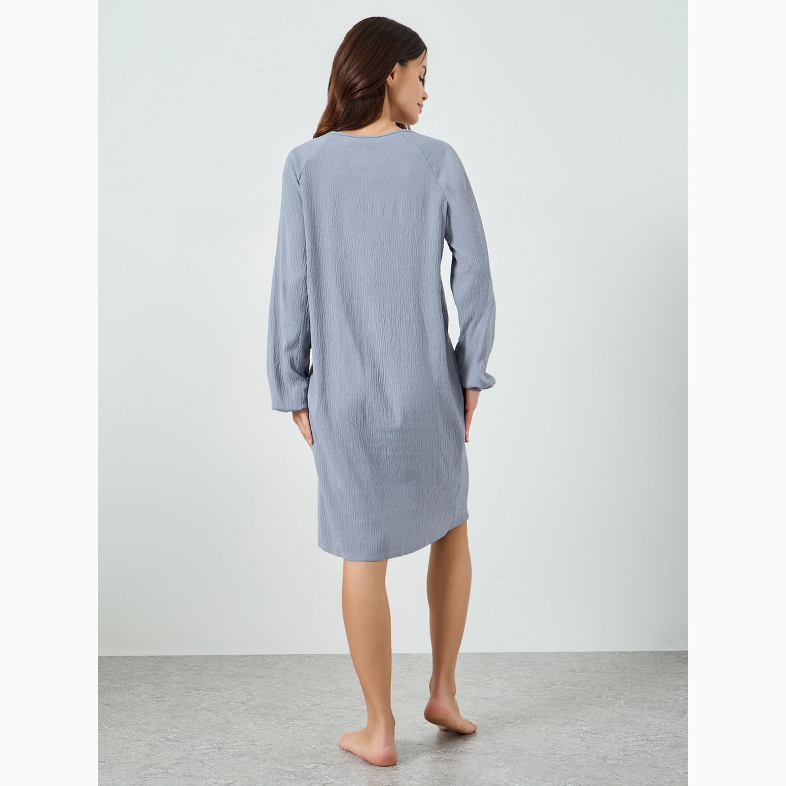 قميص نوم بأكمام بالون وتصميم أزرار وهمية وتفاصيل مجعدة-women-clothing-nightwear-nighties-image-4