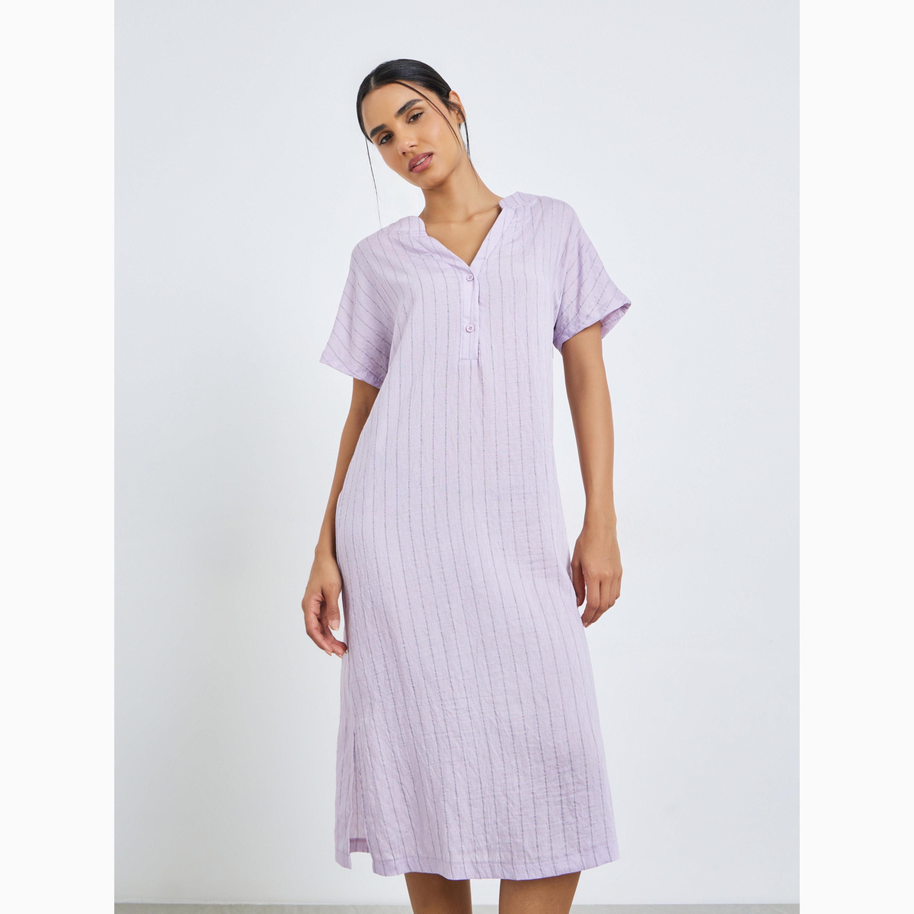 قميص نوم بتفاصيل بارزة الملمس وفتحة جانبية-women-clothing-nightwear-nighties-image-1