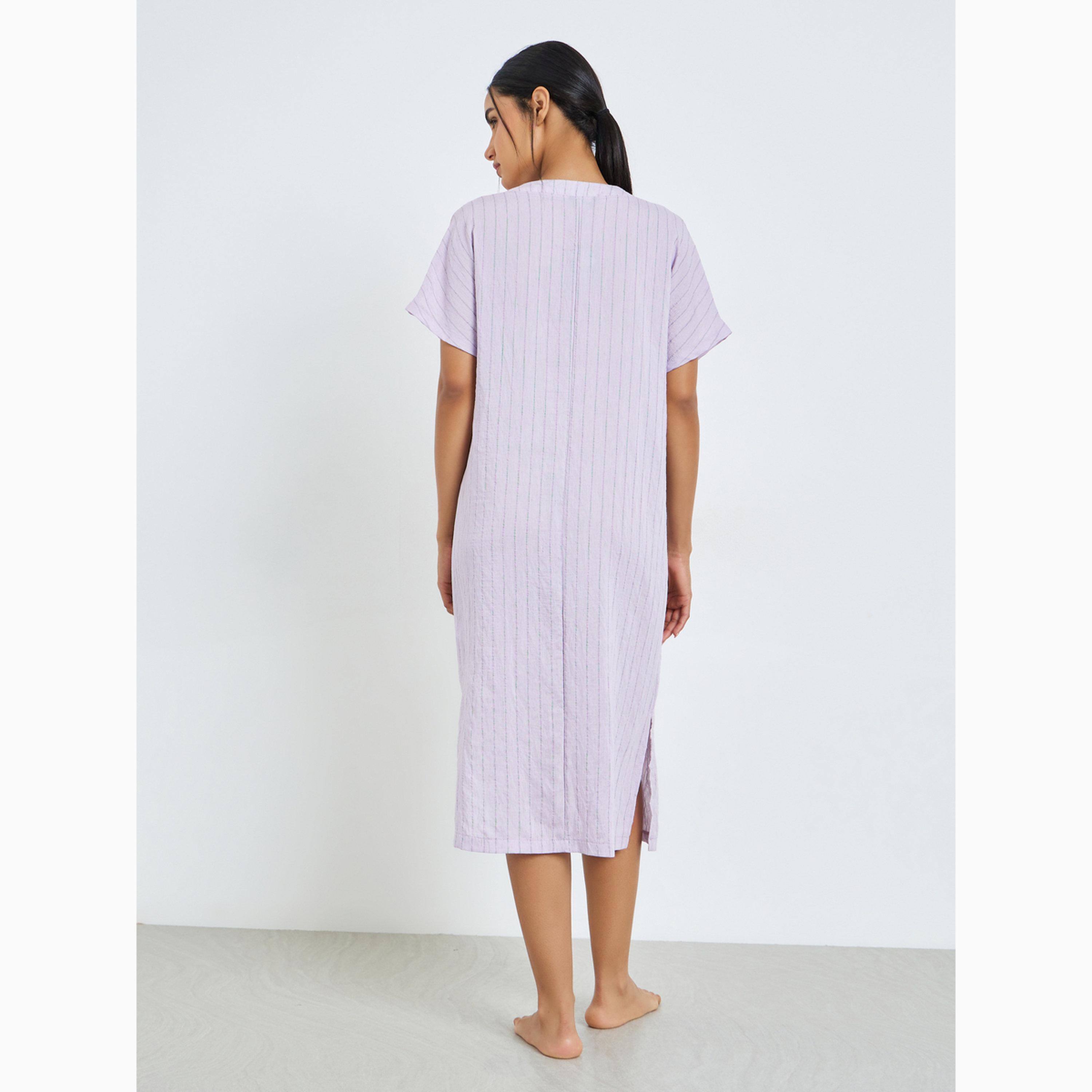قميص نوم بتفاصيل بارزة الملمس وفتحة جانبية-women-clothing-nightwear-nighties-image-4