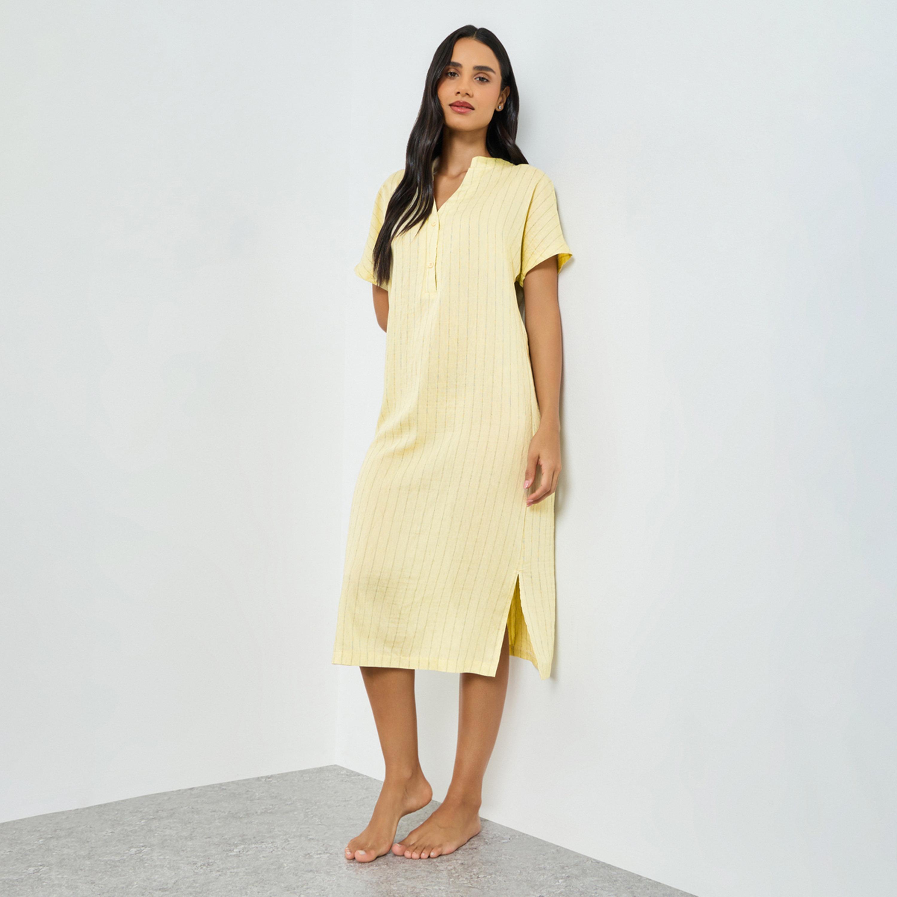 قميص نوم بفتحة جانبية وتفاصيل بارزة الملمس ومخطط مزدوج-women-clothing-nightwear-nighties-image-1