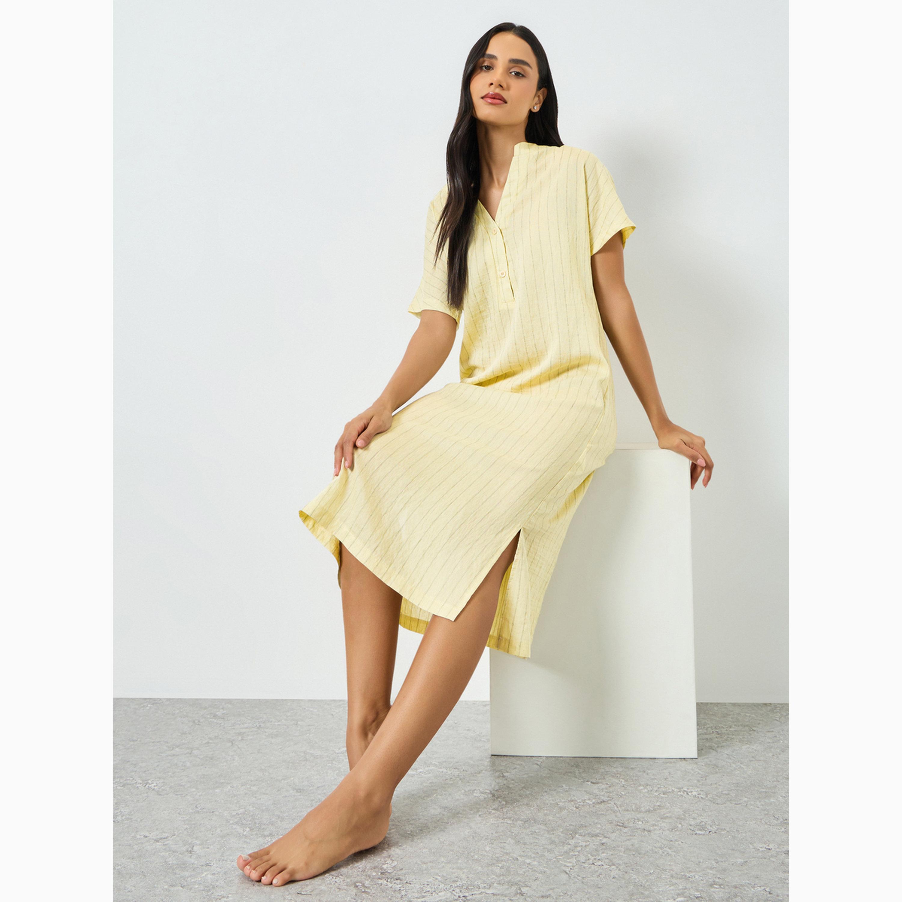 قميص نوم بفتحة جانبية وتفاصيل بارزة الملمس ومخطط مزدوج-women-clothing-nightwear-nighties-image-2