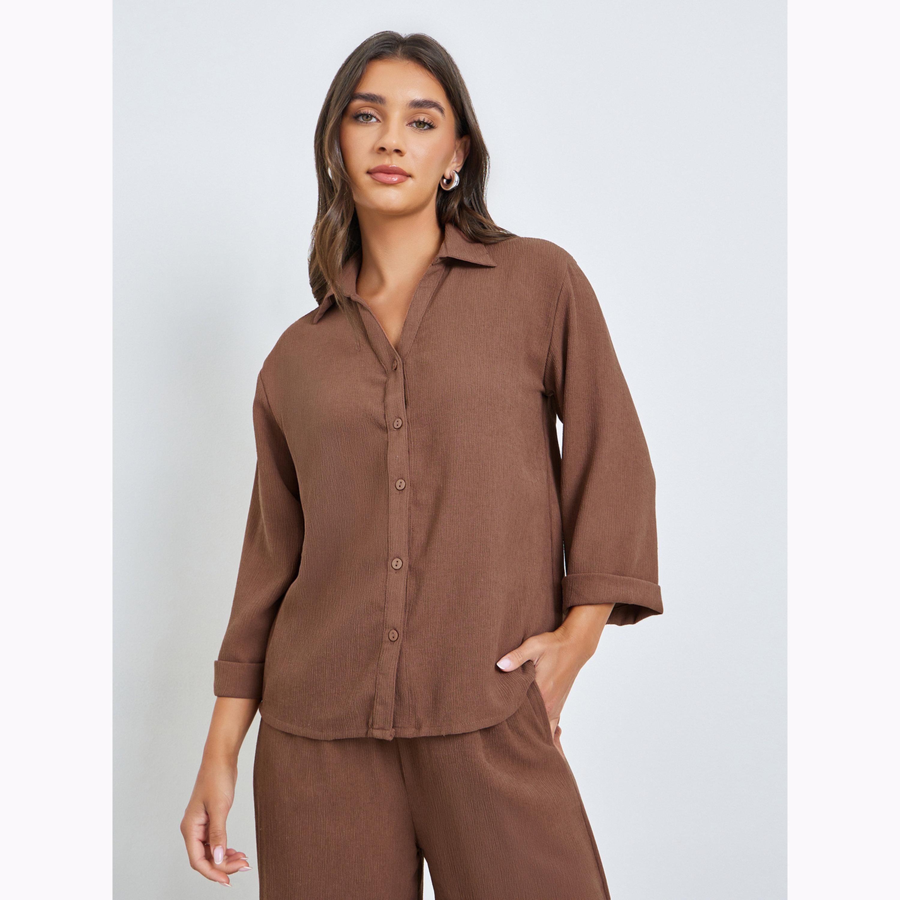 بلوزة بتفاصيل بارزة الملمس بأكمام 3/4 وأساور مطوية-women-clothing-shirtsandblouses-shirts-image-1