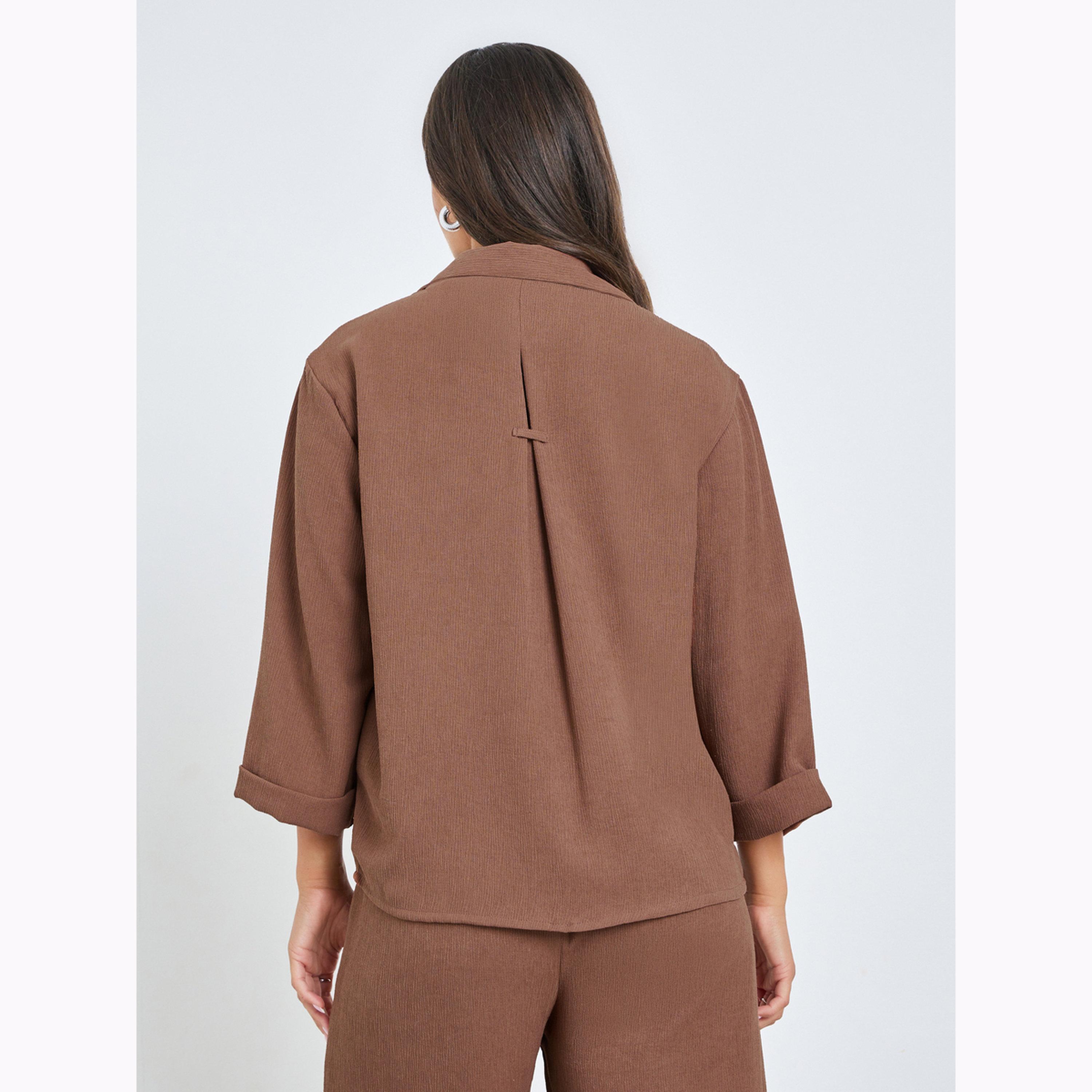 بلوزة بتفاصيل بارزة الملمس بأكمام 3/4 وأساور مطوية-women-clothing-shirtsandblouses-shirts-image-3