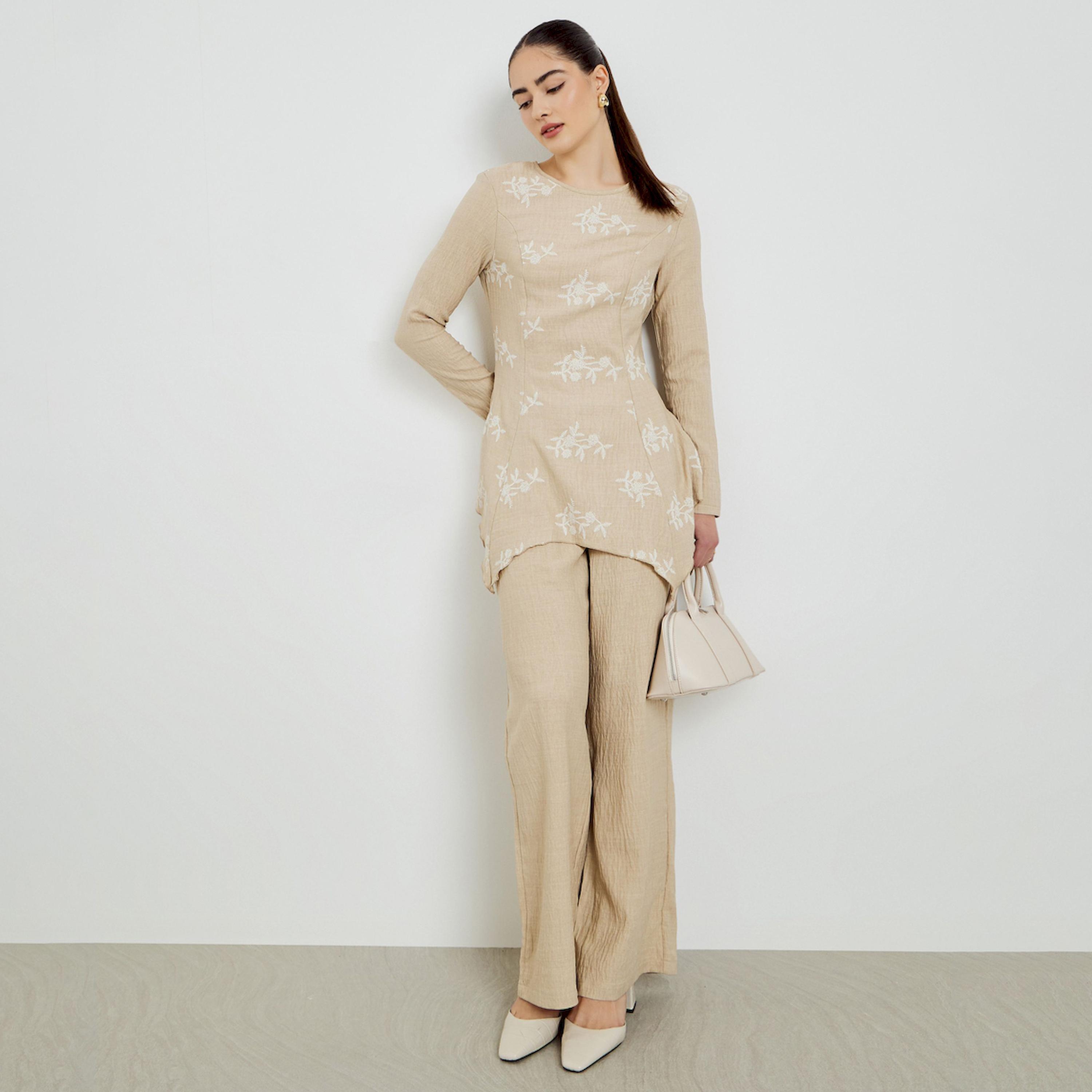 طقم منسق من بنطال بأرجل واسعة وبلوزة بتفاصيل مُطرّزة-women-clothing-coordsets-image-1