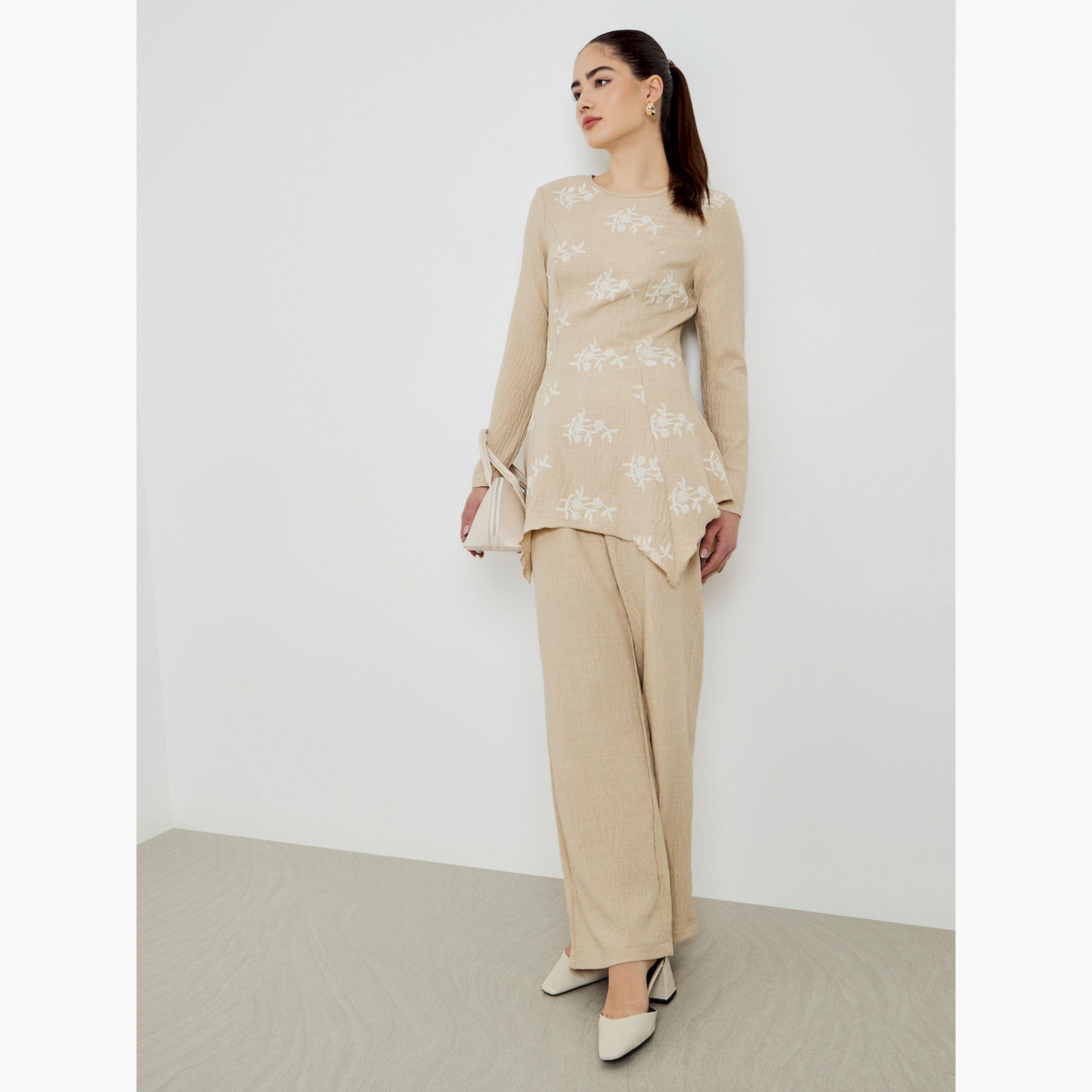 طقم منسق من بنطال بأرجل واسعة وبلوزة بتفاصيل مُطرّزة-women-clothing-coordsets-image-2