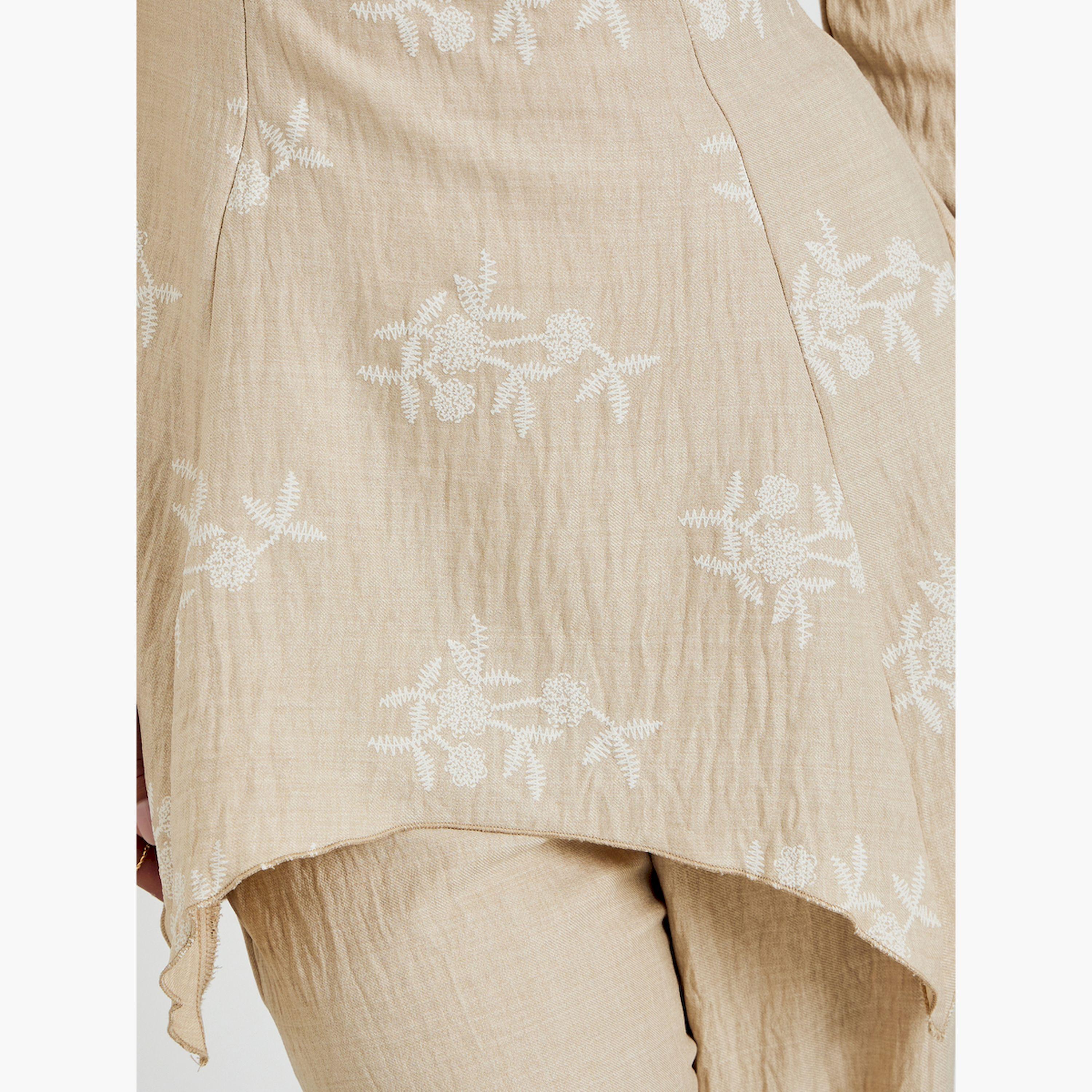 طقم منسق من بنطال بأرجل واسعة وبلوزة بتفاصيل مُطرّزة-women-clothing-coordsets-image-4