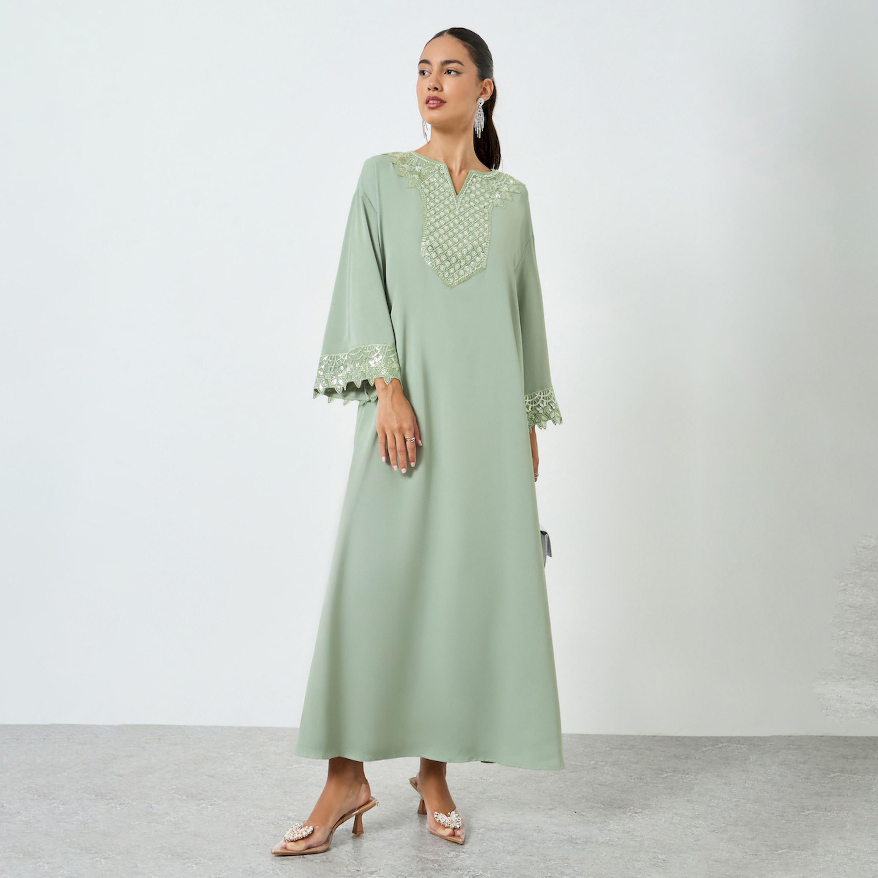 جلابية بحافة واسعة وتفاصيل مُطرّزة-women-arabicclothing-jalabiyas-image-1
