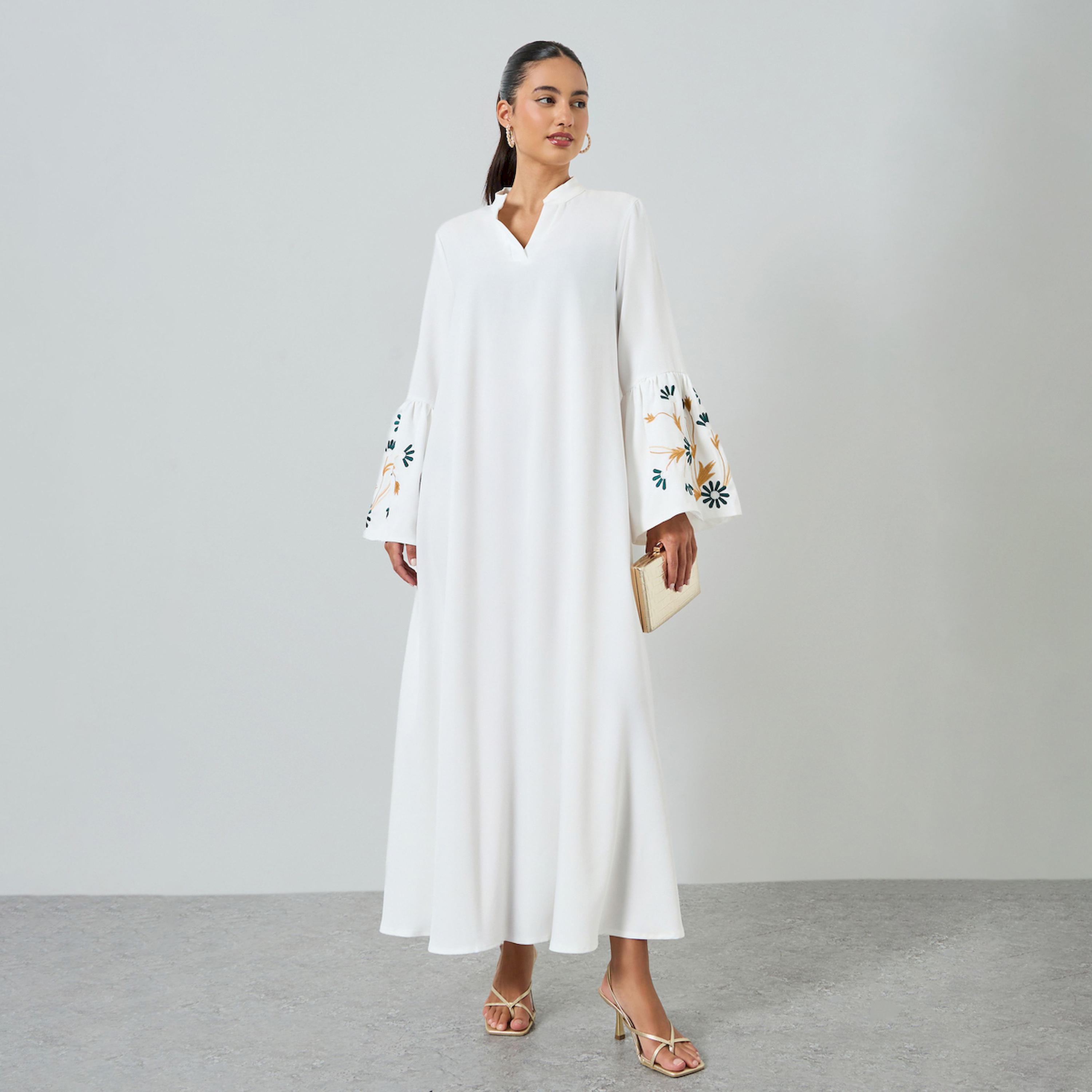 جلابية بحافة واسعة وياقة مع تفاصيل مُطرّزة-women-arabicclothing-jalabiyas-image-1