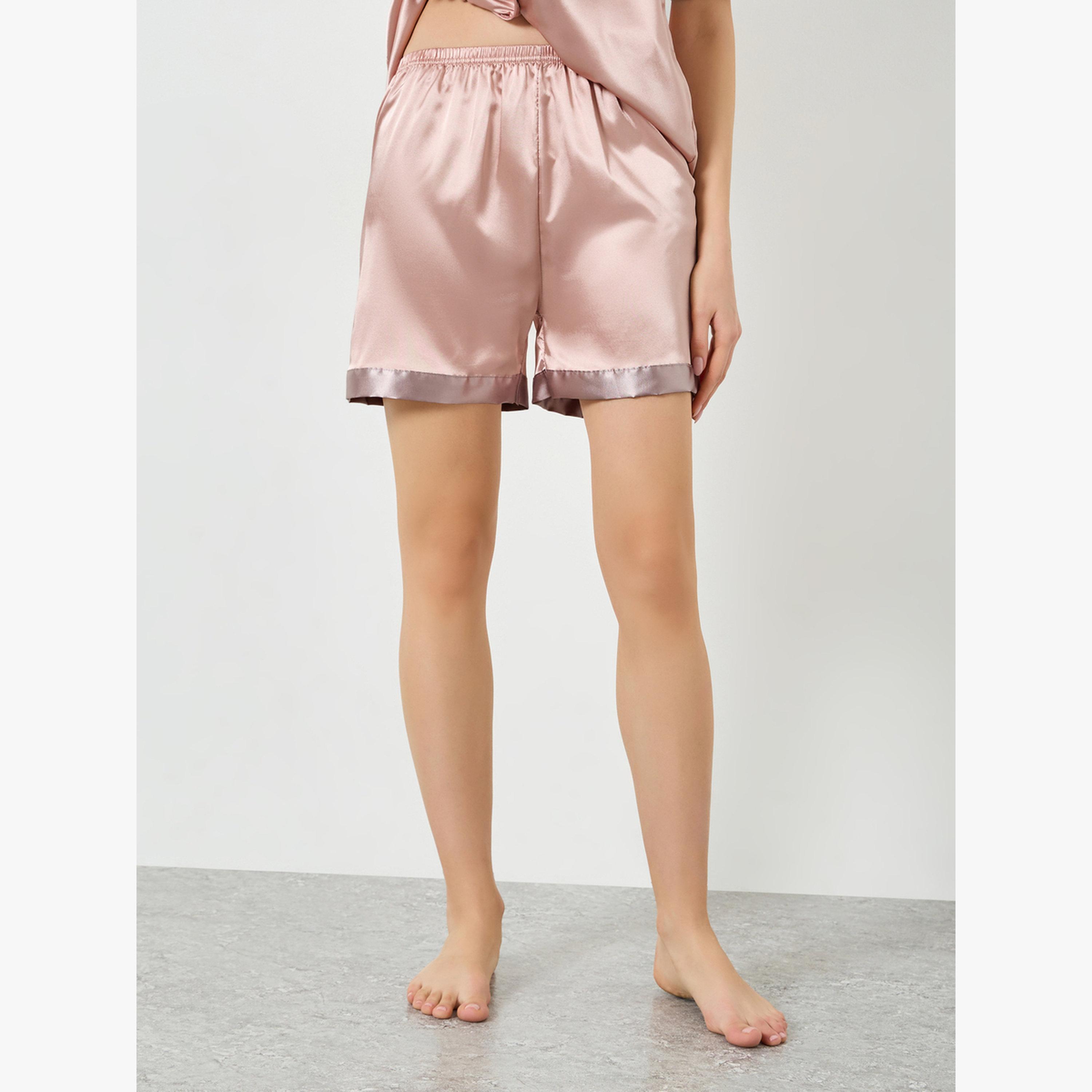 مجموعة من قميص ساتان بحواف متباينة وشورت-women-clothing-nightwear-pyjamas-shortsets-image-4