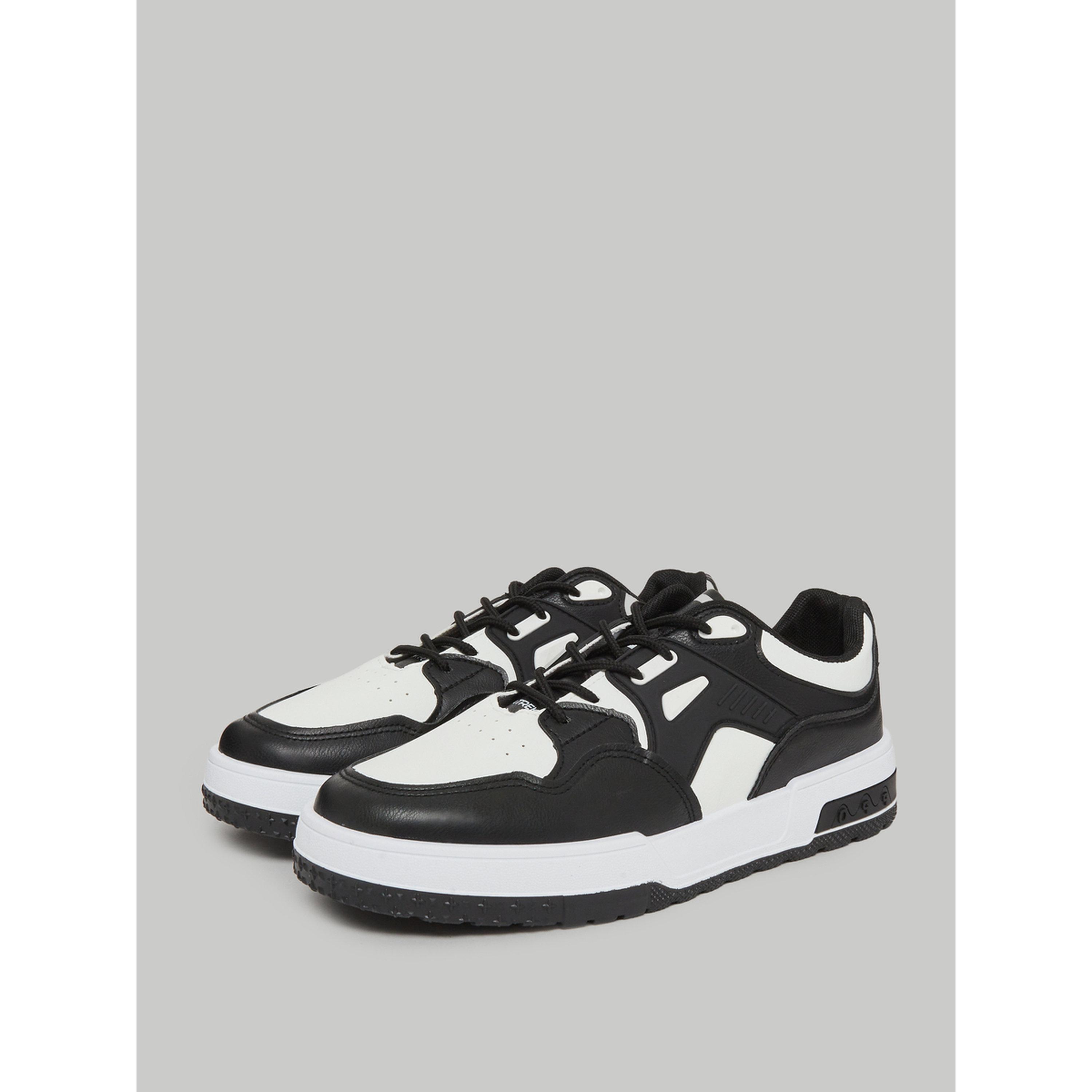 حذاء سنيكرز برباط وتفاصيل متباينة-men-shoes-sneakers-image-1