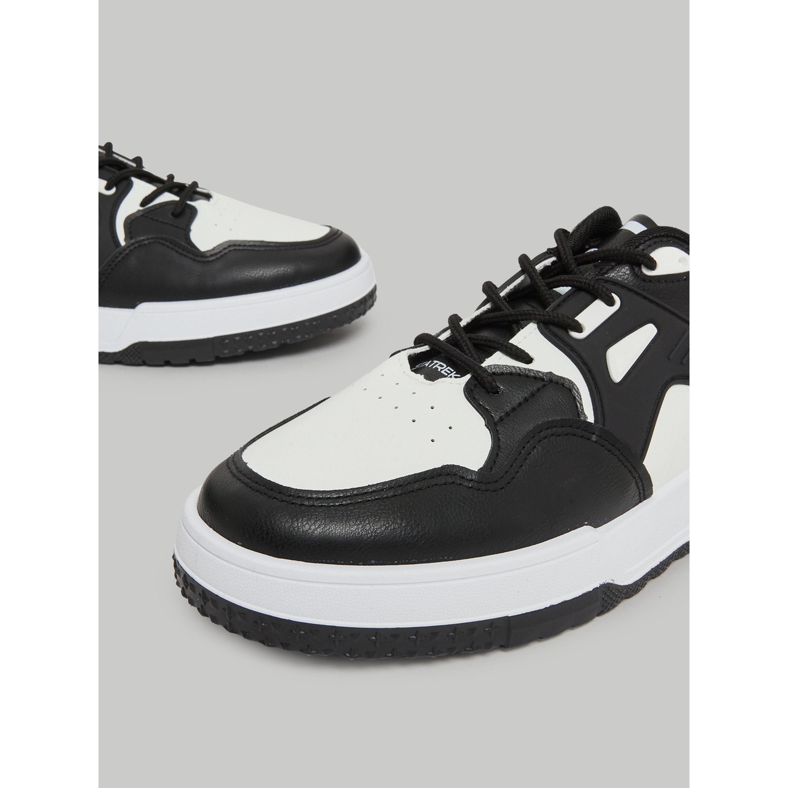 حذاء سنيكرز برباط وتفاصيل متباينة-men-shoes-sneakers-image-4