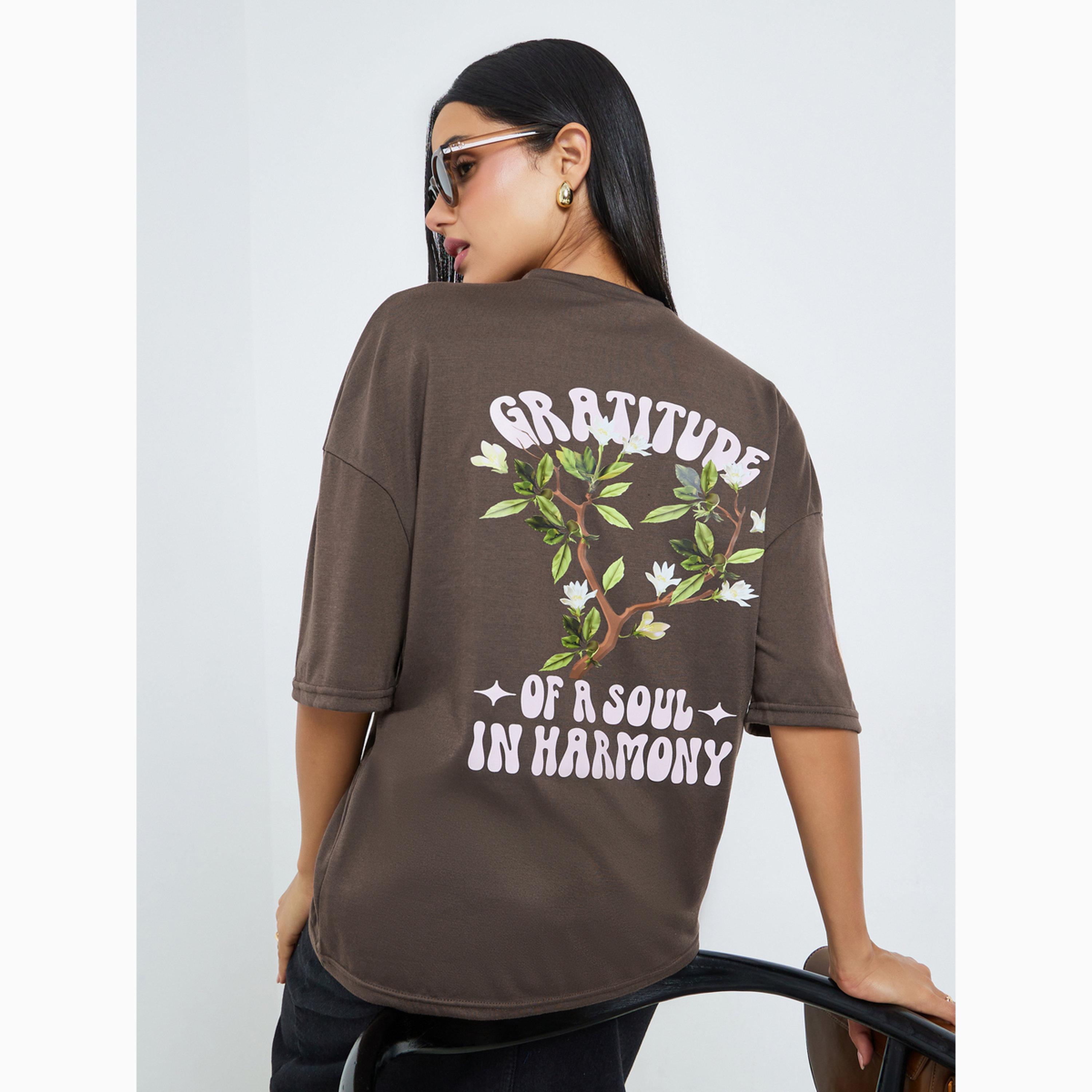 تيشيرت بني بطبعة أزهار وجرافيك "Graditude" وقصة واسعة-women-clothing-tshirts-image-3