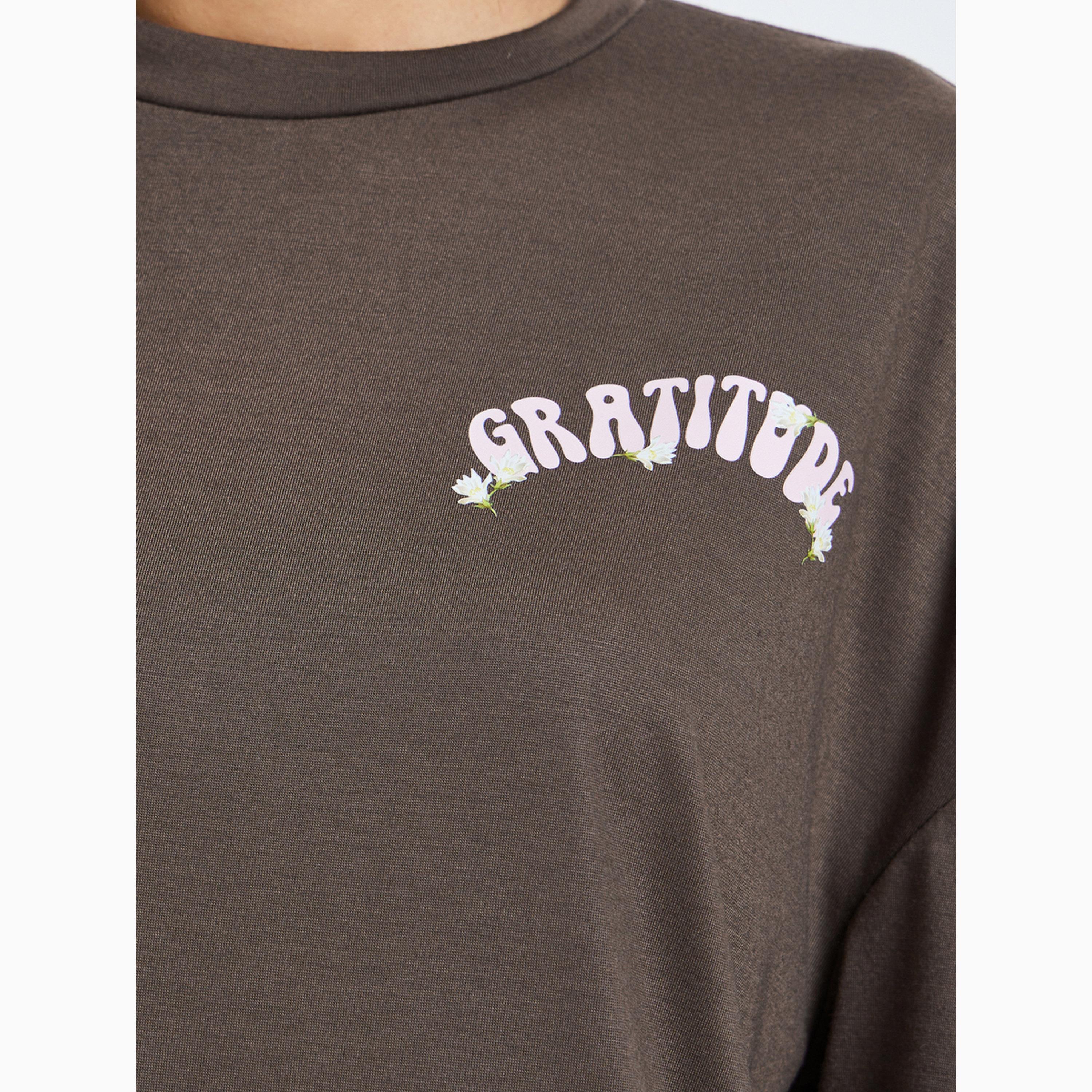 تيشيرت بني بطبعة أزهار وجرافيك "Graditude" وقصة واسعة-women-clothing-tshirts-image-4
