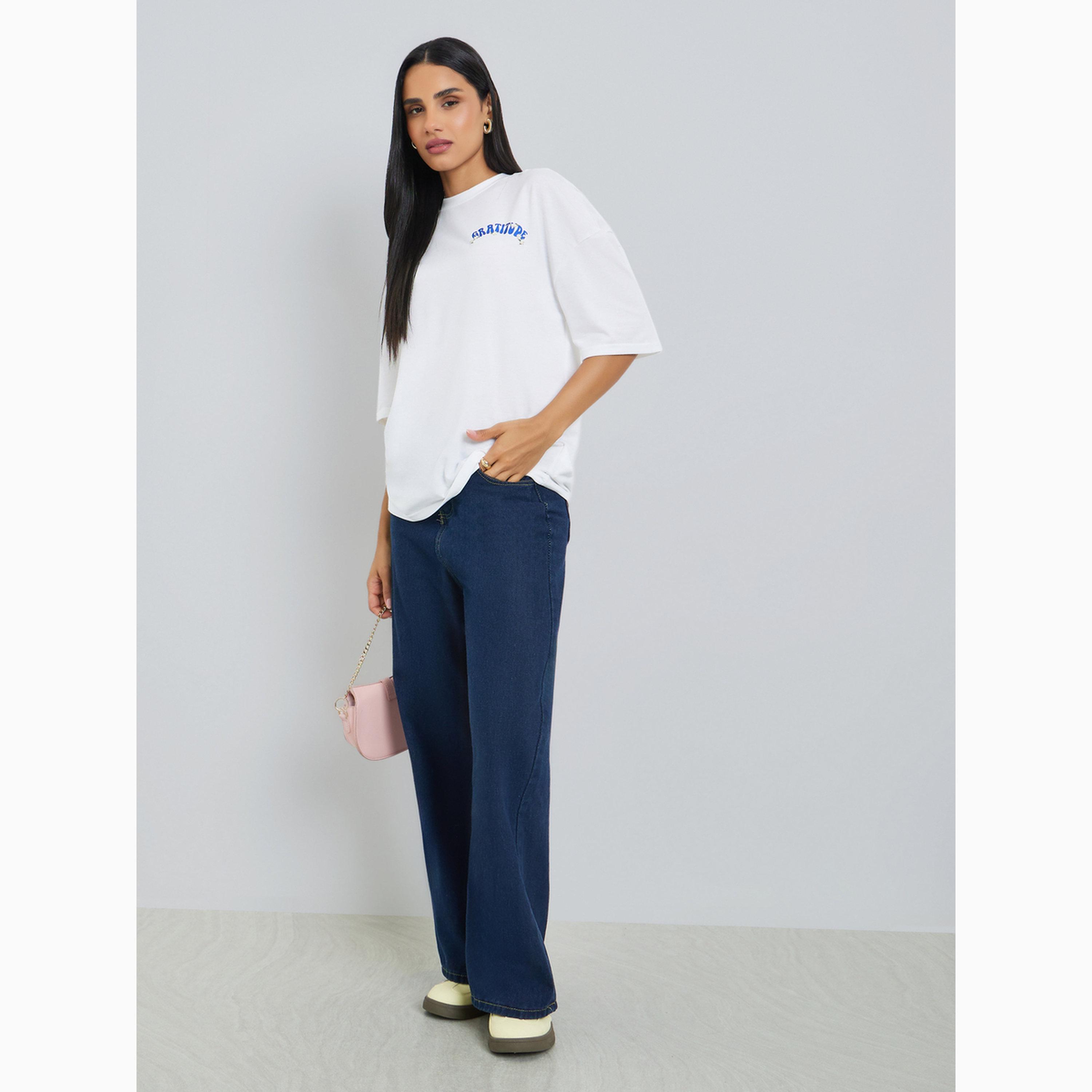 تيشيرت أبيض بطبعة أزهار وجرافيك "Graditude" وقصة واسعة-women-clothing-tshirts-image-2