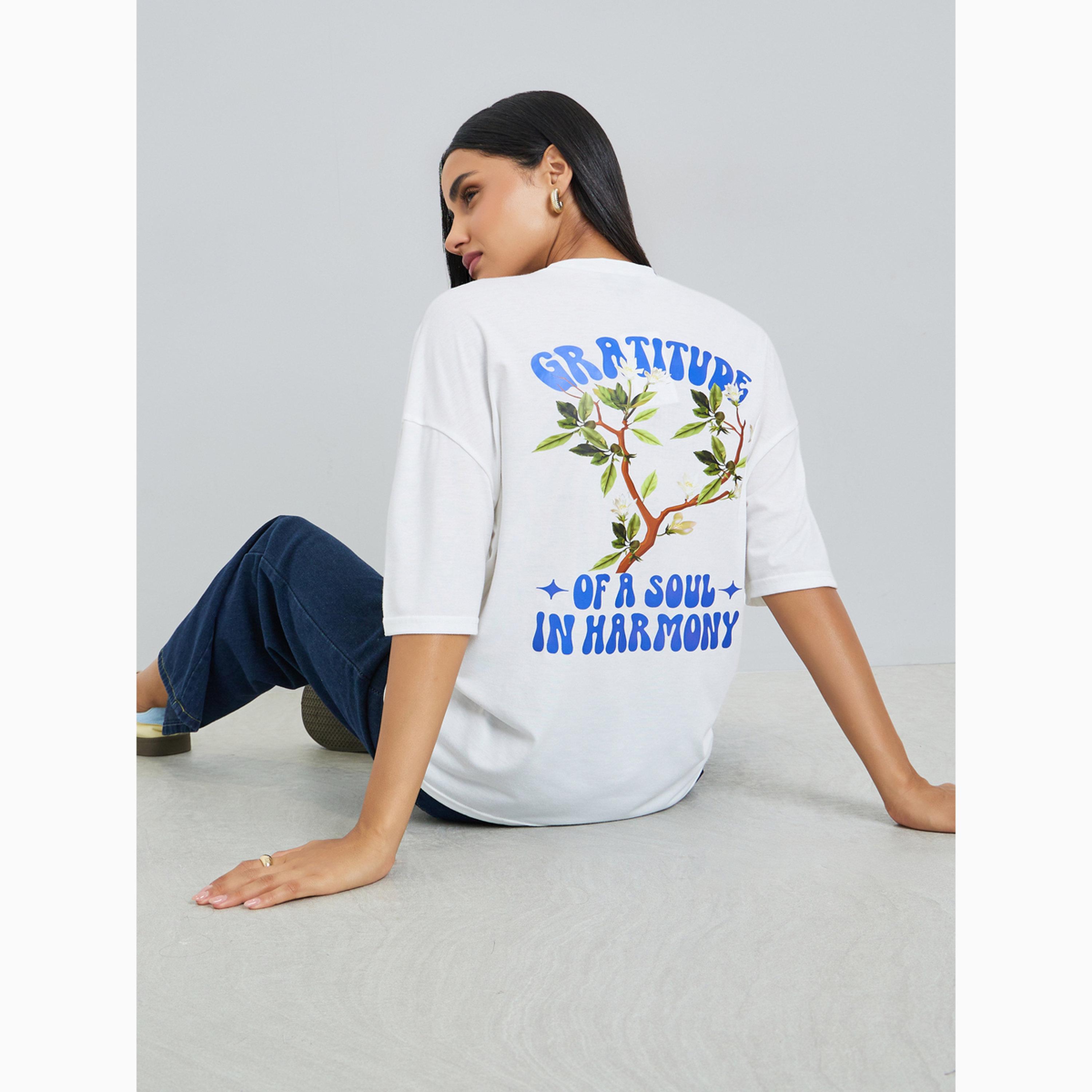 تيشيرت أبيض بطبعة أزهار وجرافيك "Graditude" وقصة واسعة-women-clothing-tshirts-image-3
