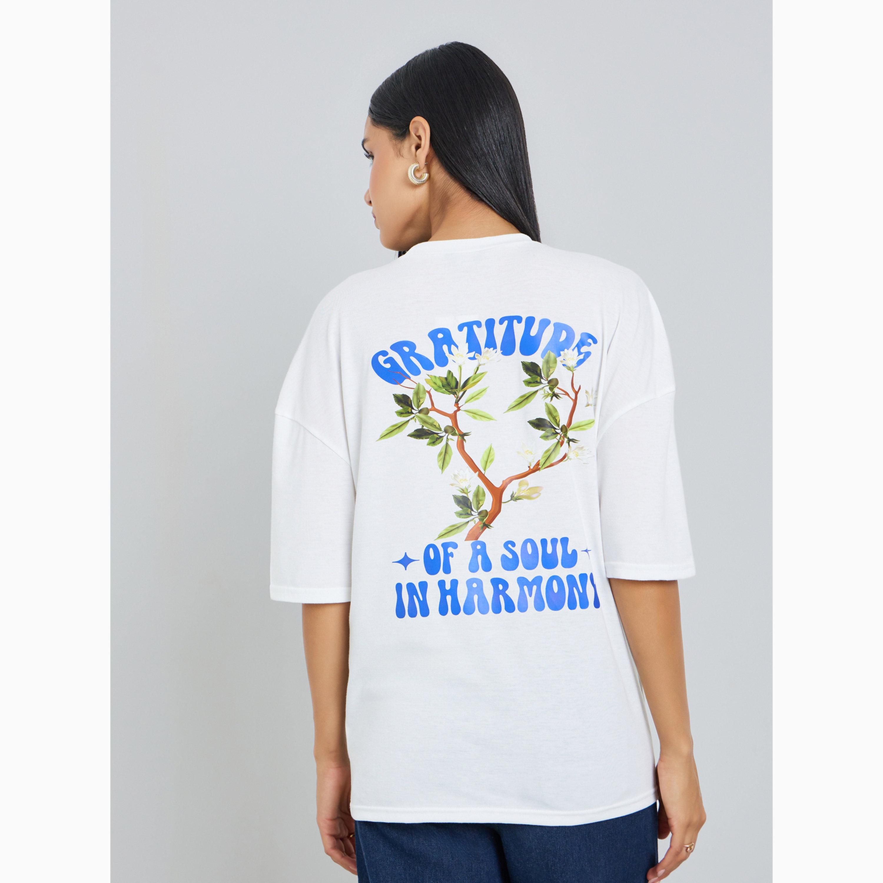 تيشيرت أبيض بطبعة أزهار وجرافيك "Graditude" وقصة واسعة-women-clothing-tshirts-image-6