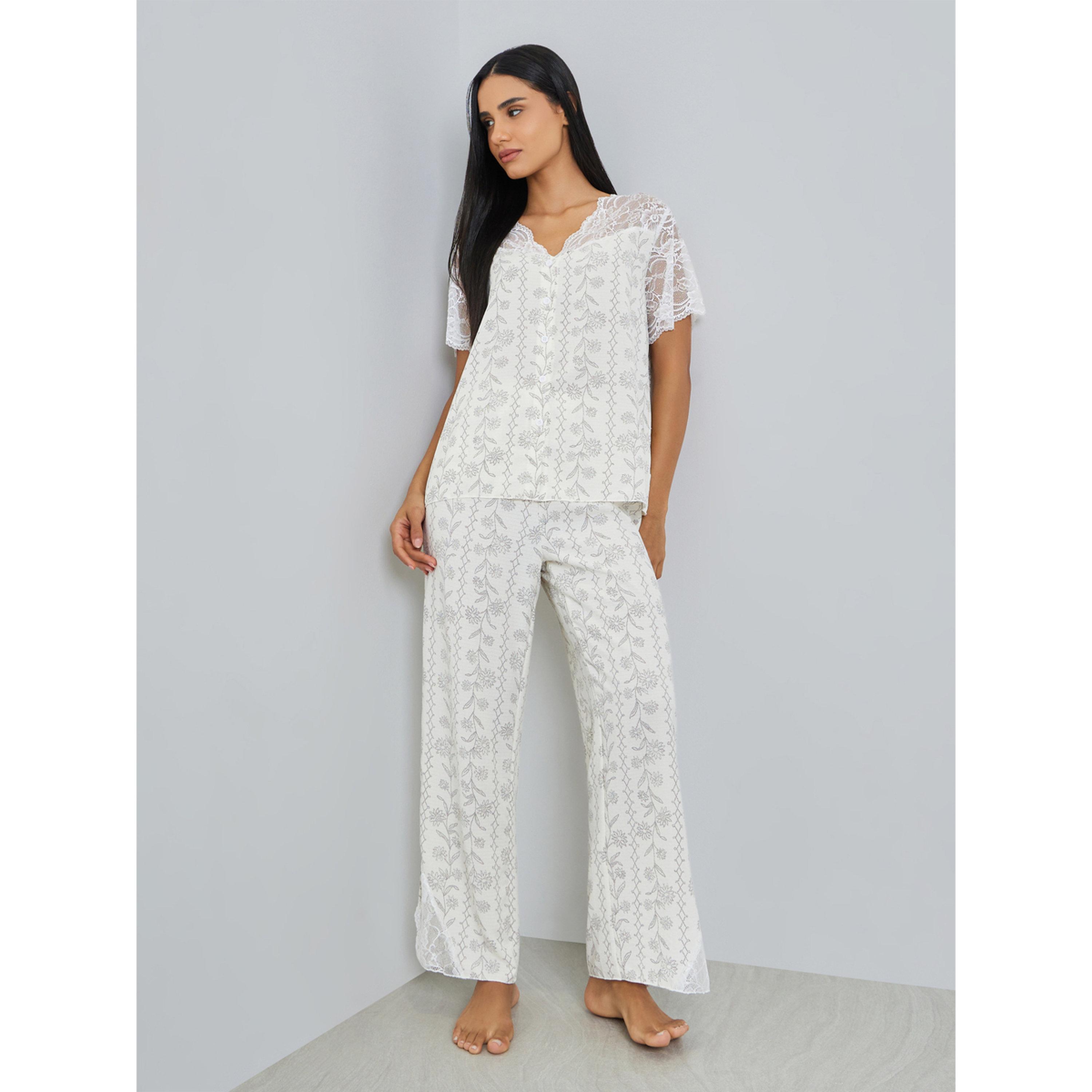 طقم بيجاما من بنطال وبلوزة بطبعة زهور وتفاصيل دانتيل-women-clothing-nightwear-pyjamas-longsets-image-1