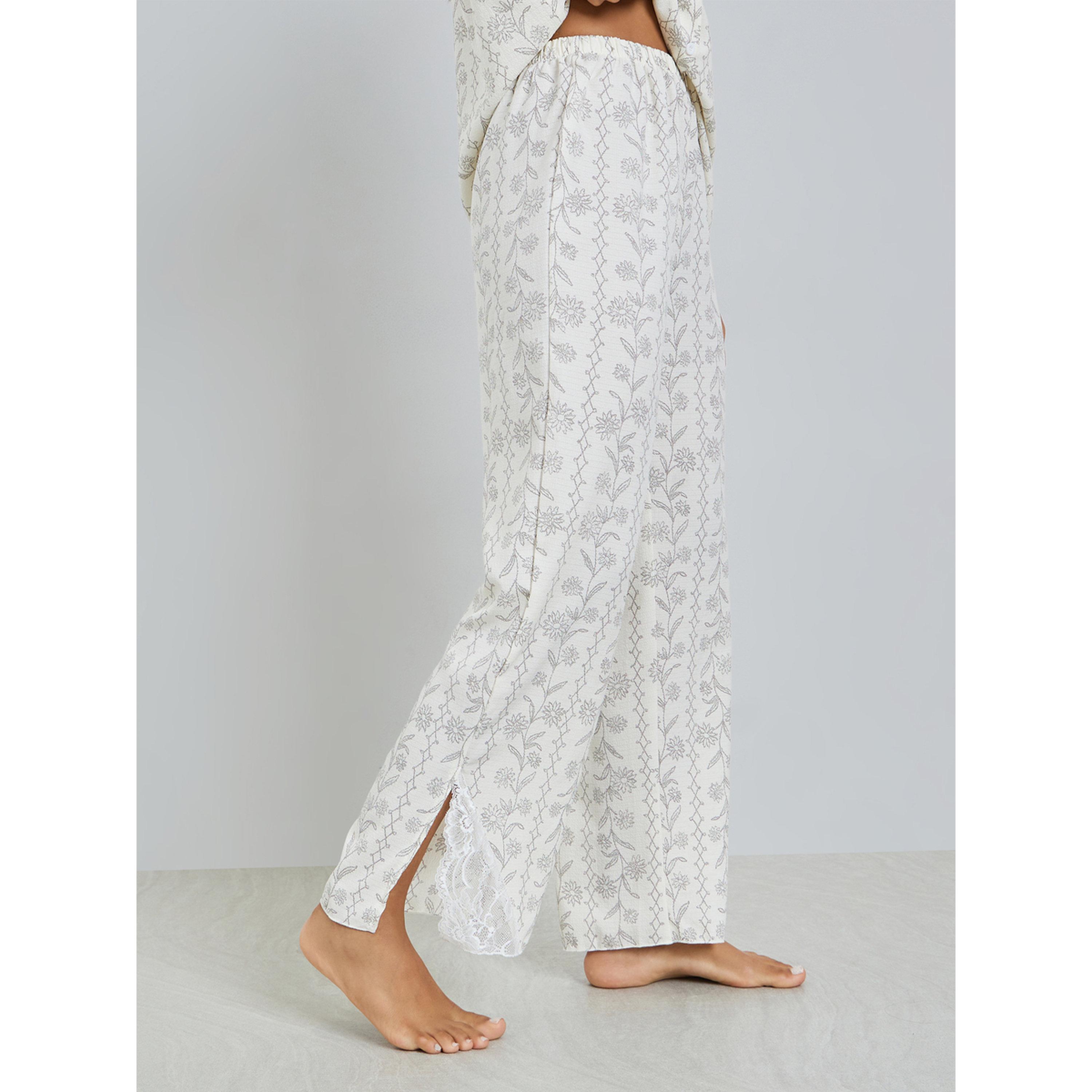 طقم بيجاما من بنطال وبلوزة بطبعة زهور وتفاصيل دانتيل-women-clothing-nightwear-pyjamas-longsets-image-4
