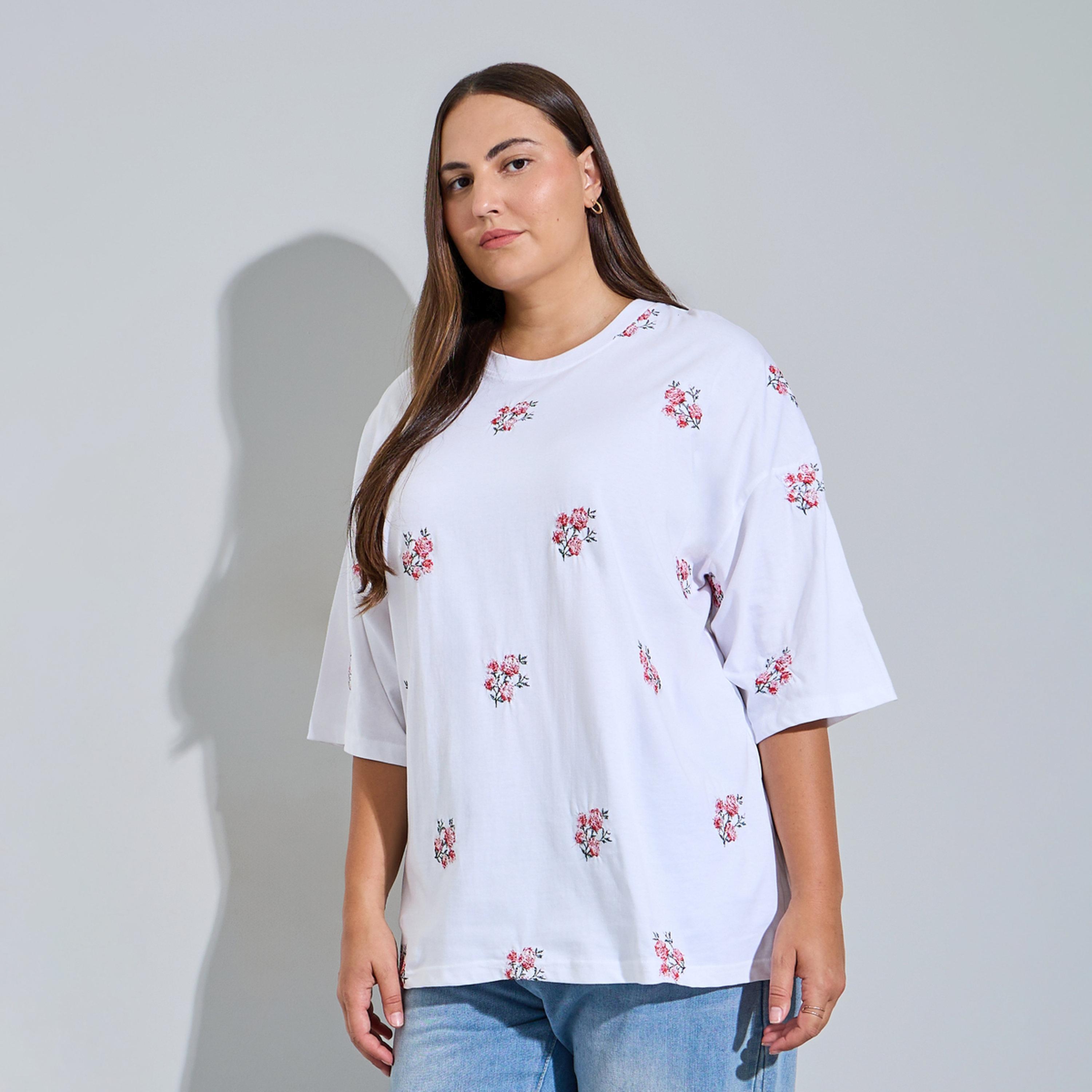 تيشيرت بأكمام قصيرة ومقاس كبير بتطريز أزهار-women-clothing-plussize-tshirts-image-1