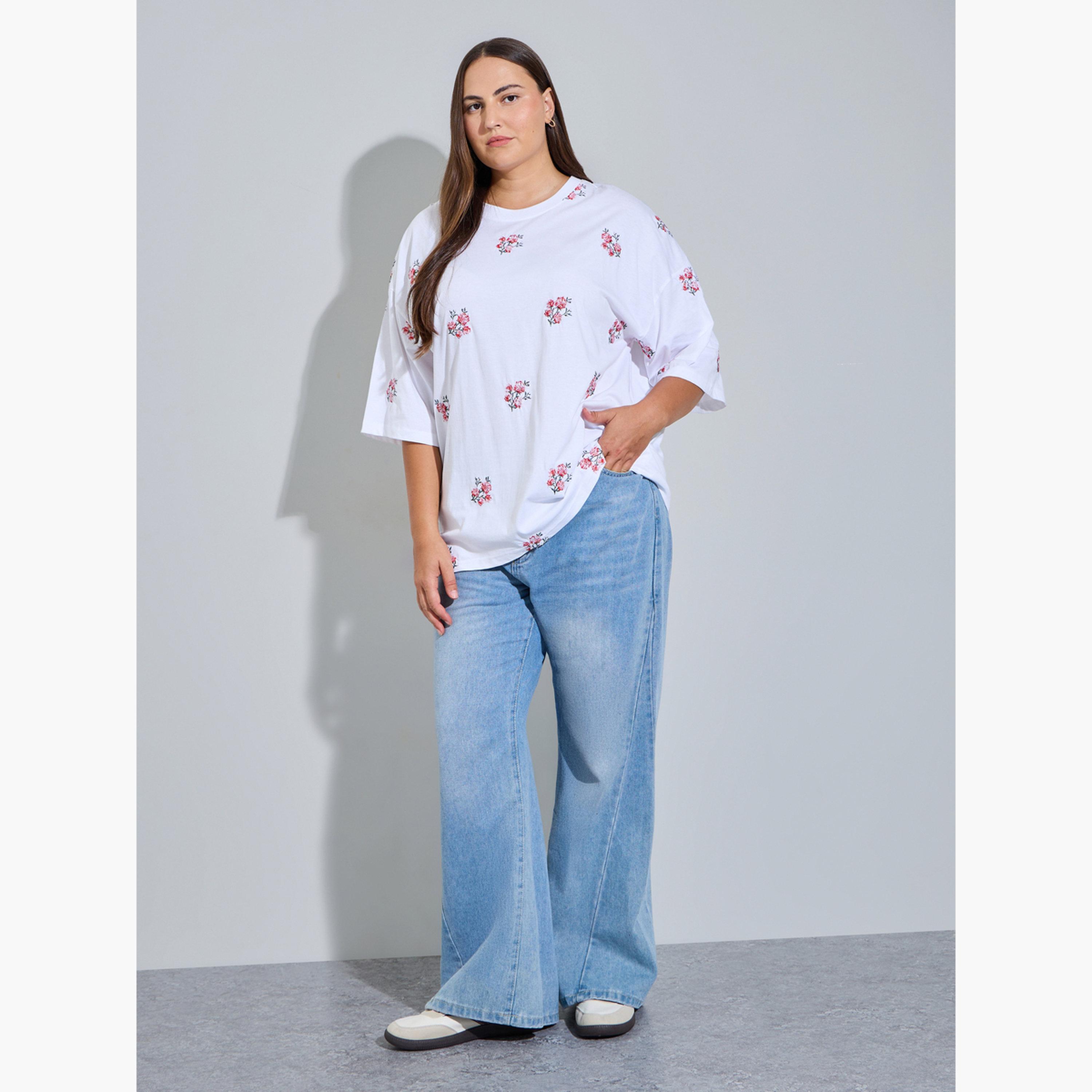 تيشيرت بأكمام قصيرة ومقاس كبير بتطريز أزهار-women-clothing-plussize-tshirts-image-2