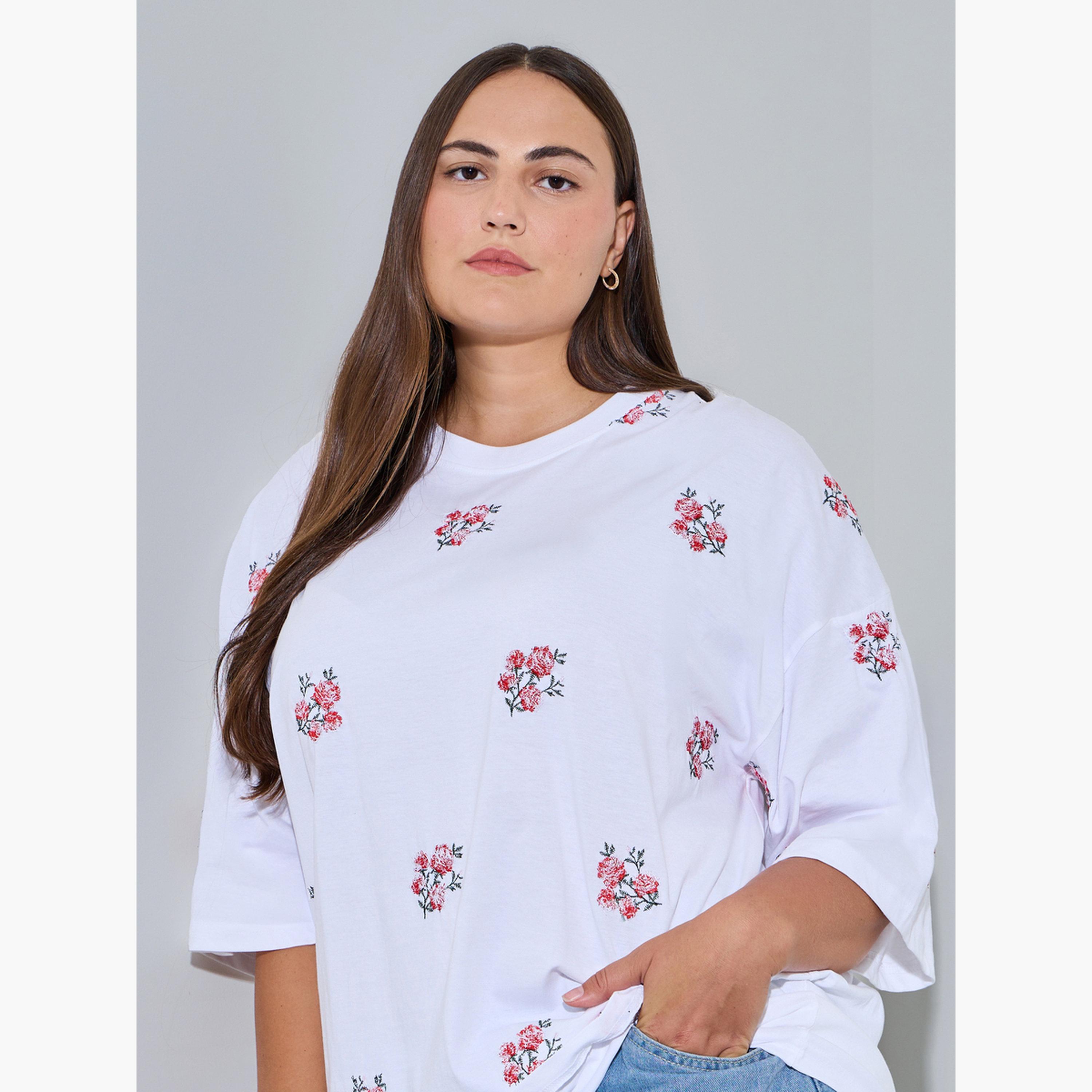تيشيرت بأكمام قصيرة ومقاس كبير بتطريز أزهار-women-clothing-plussize-tshirts-image-3