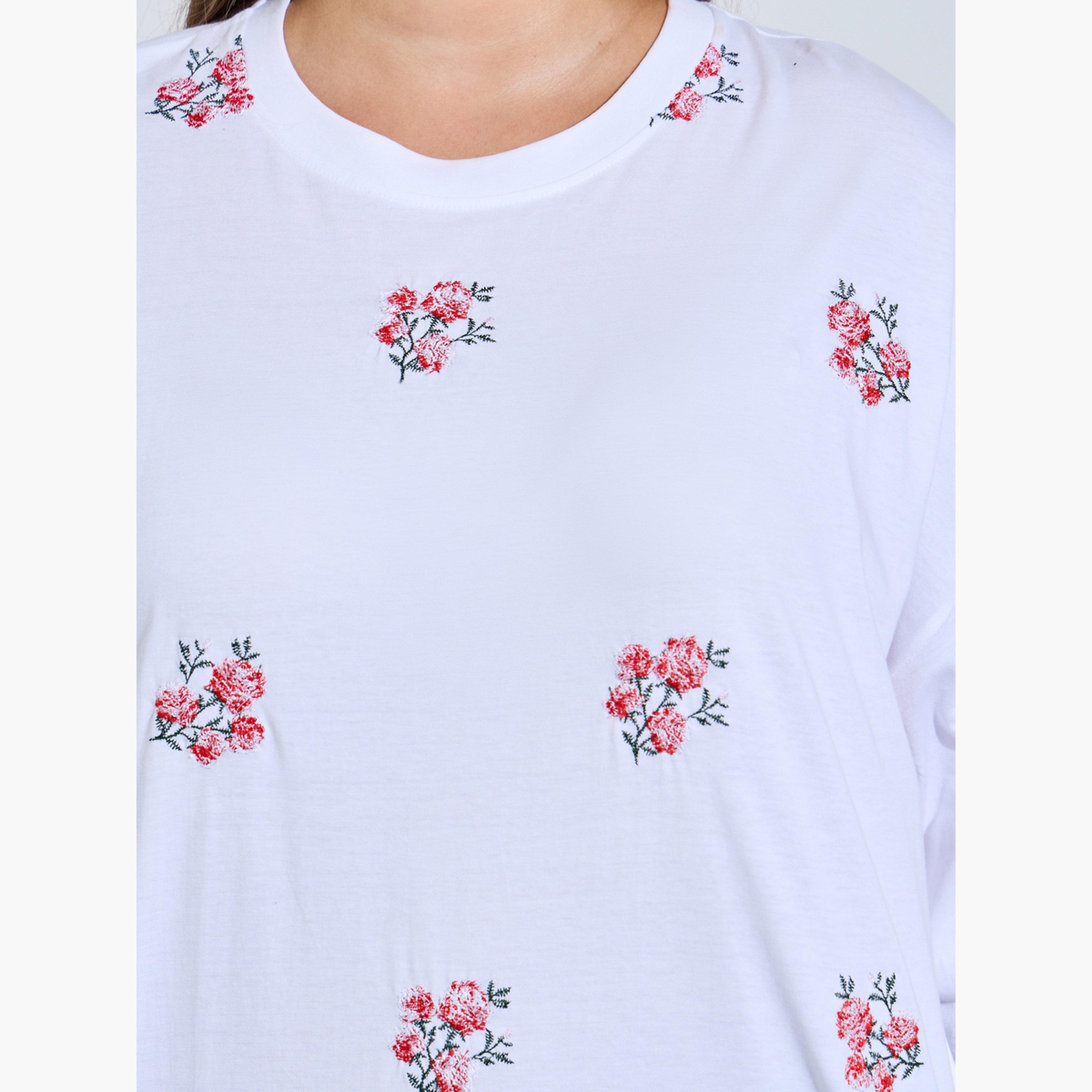 تيشيرت بأكمام قصيرة ومقاس كبير بتطريز أزهار-women-clothing-plussize-tshirts-image-5