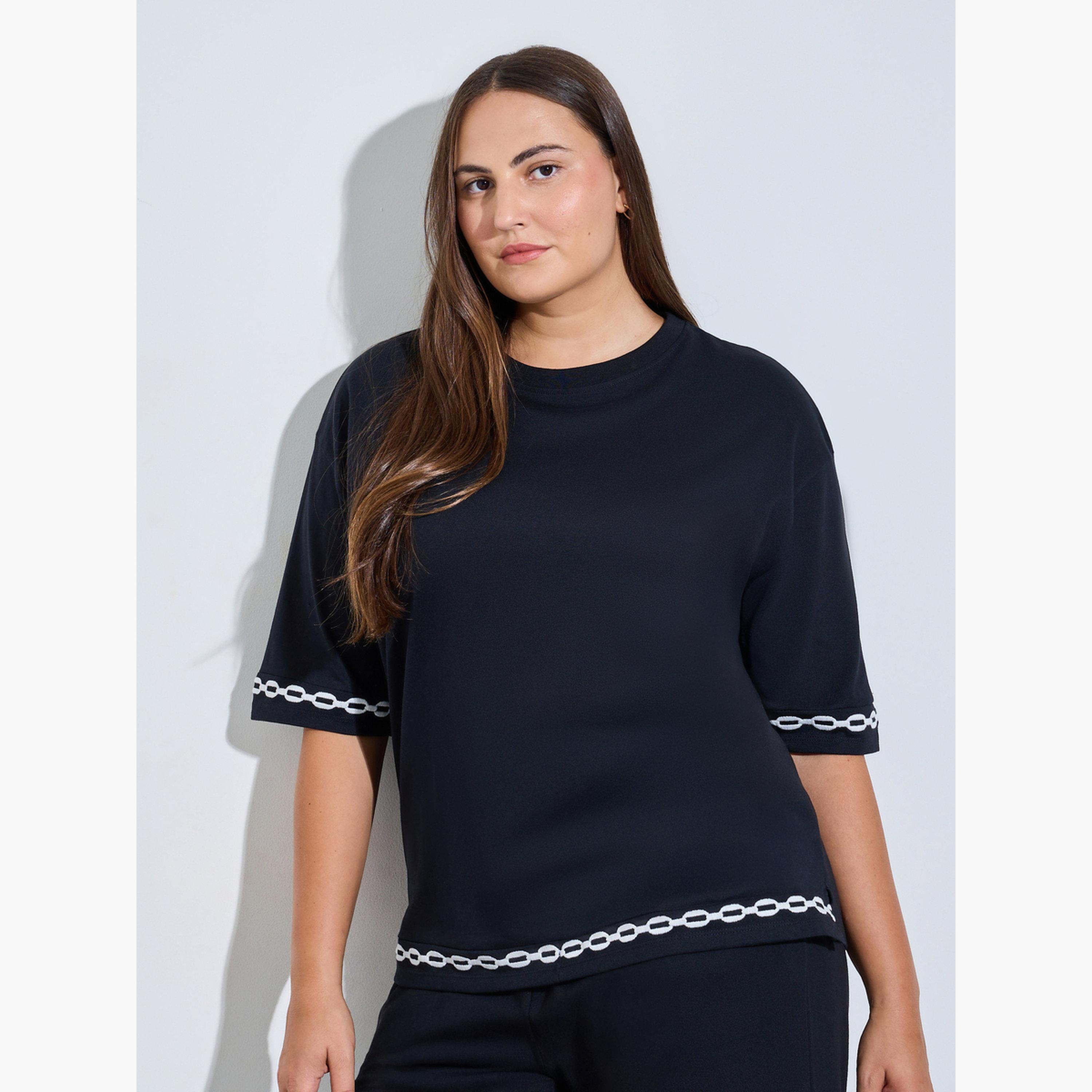 تيشيرت مقاس كبير بتطريز متباين-women-clothing-plussize-tshirts-image-1