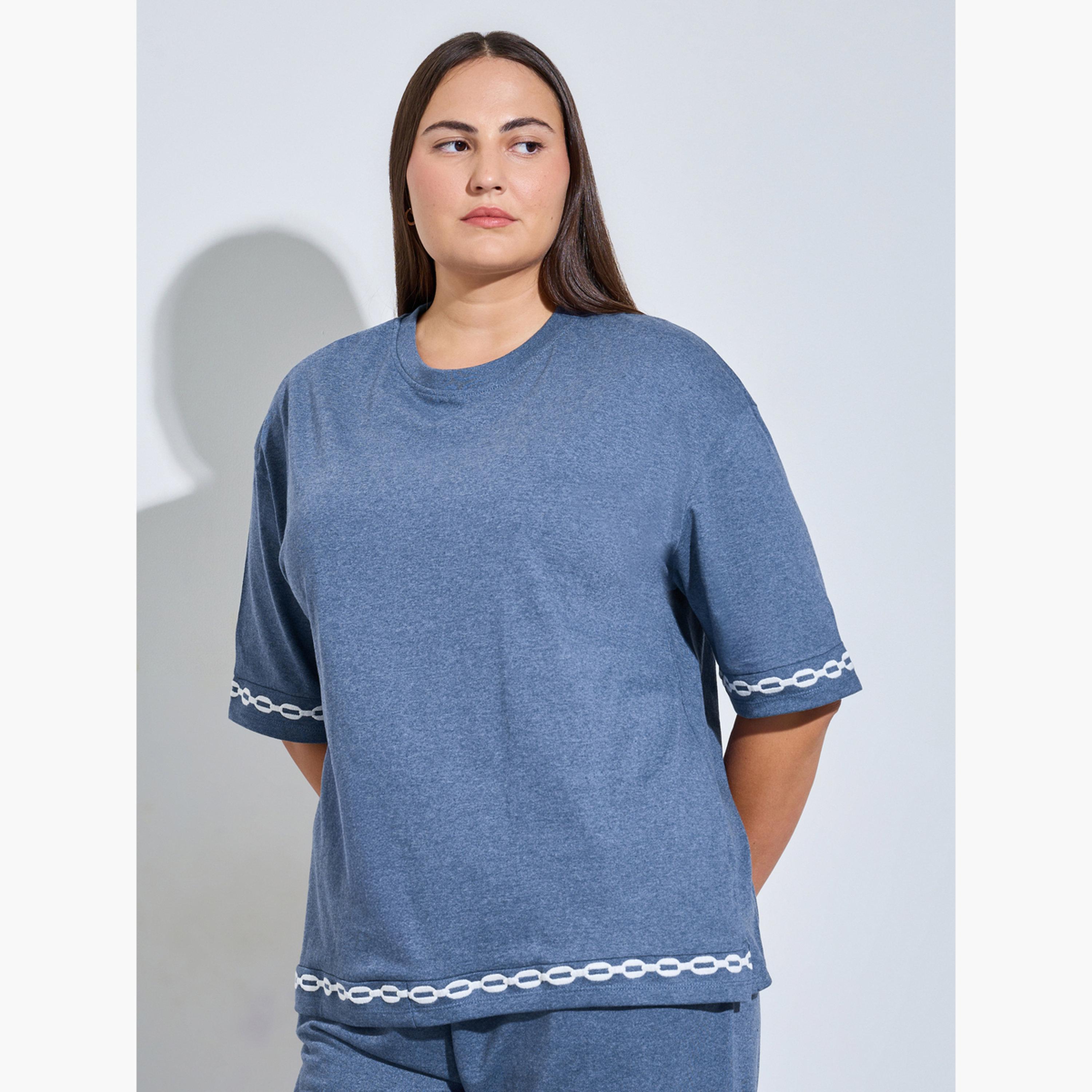 تيشيرت مقاس كبير بتطريز متباين-women-clothing-plussize-tshirts-image-1