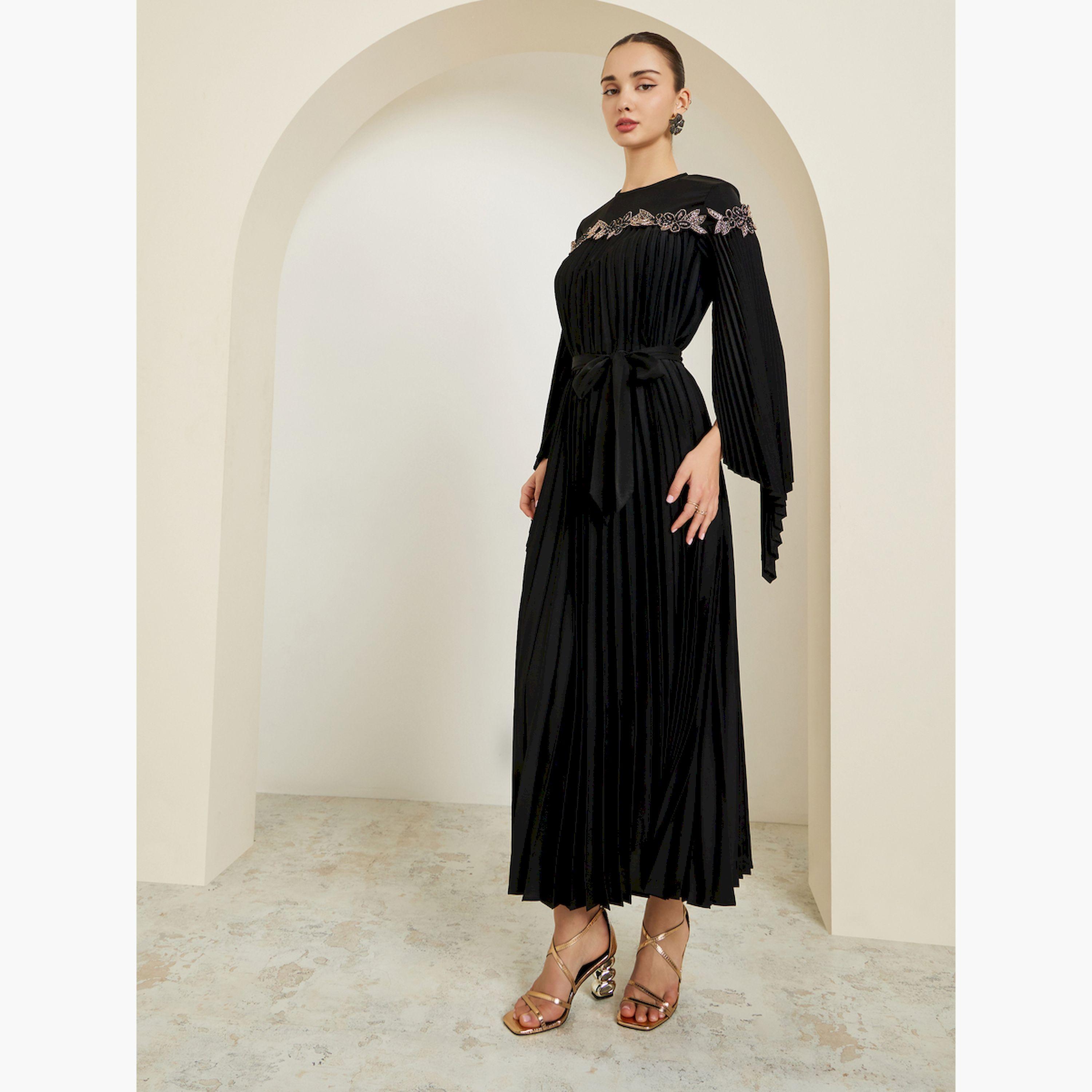 فستان طويل بأكمام كيب بكسرات ومزين-women-clothing-dresses-image-3