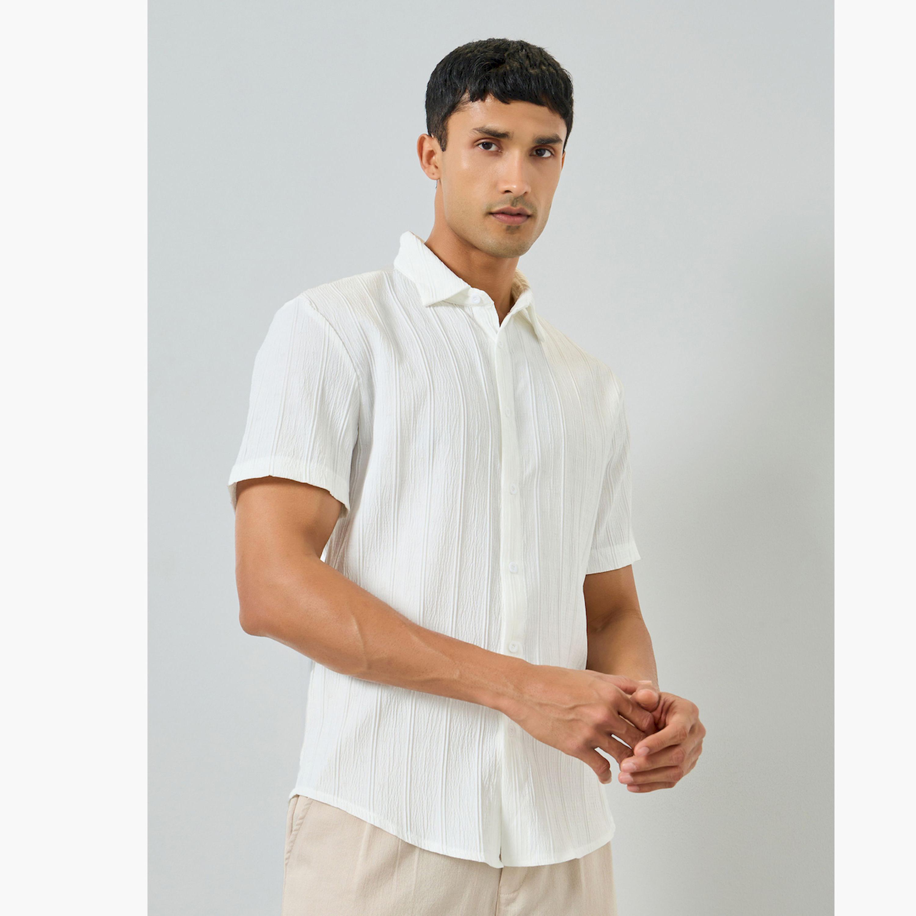 قميص رجالي أبيض بارز الملمس بأكمام قصيرة-men-clothing-shirts-image-1