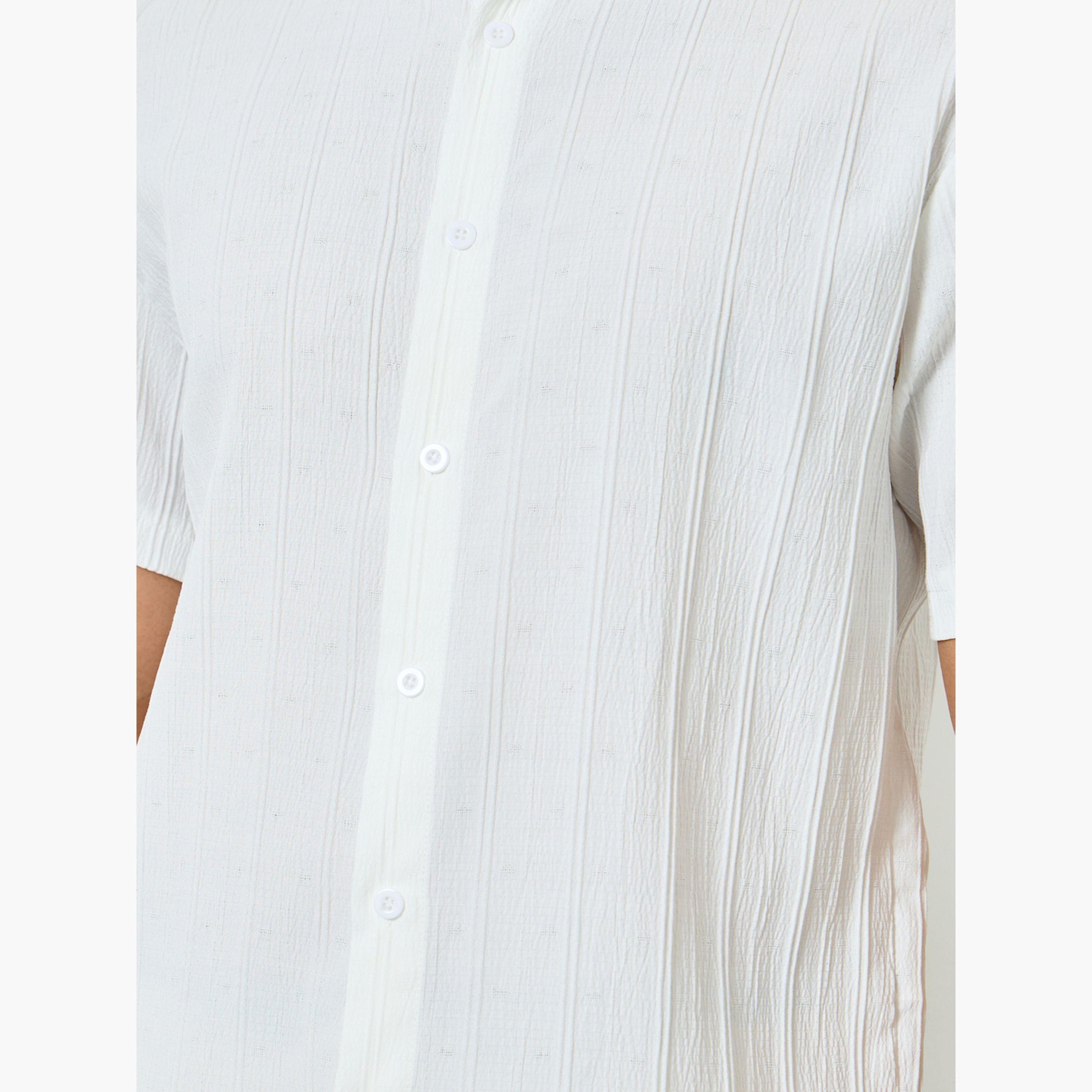 قميص رجالي أبيض بارز الملمس بأكمام قصيرة-men-clothing-shirts-image-5