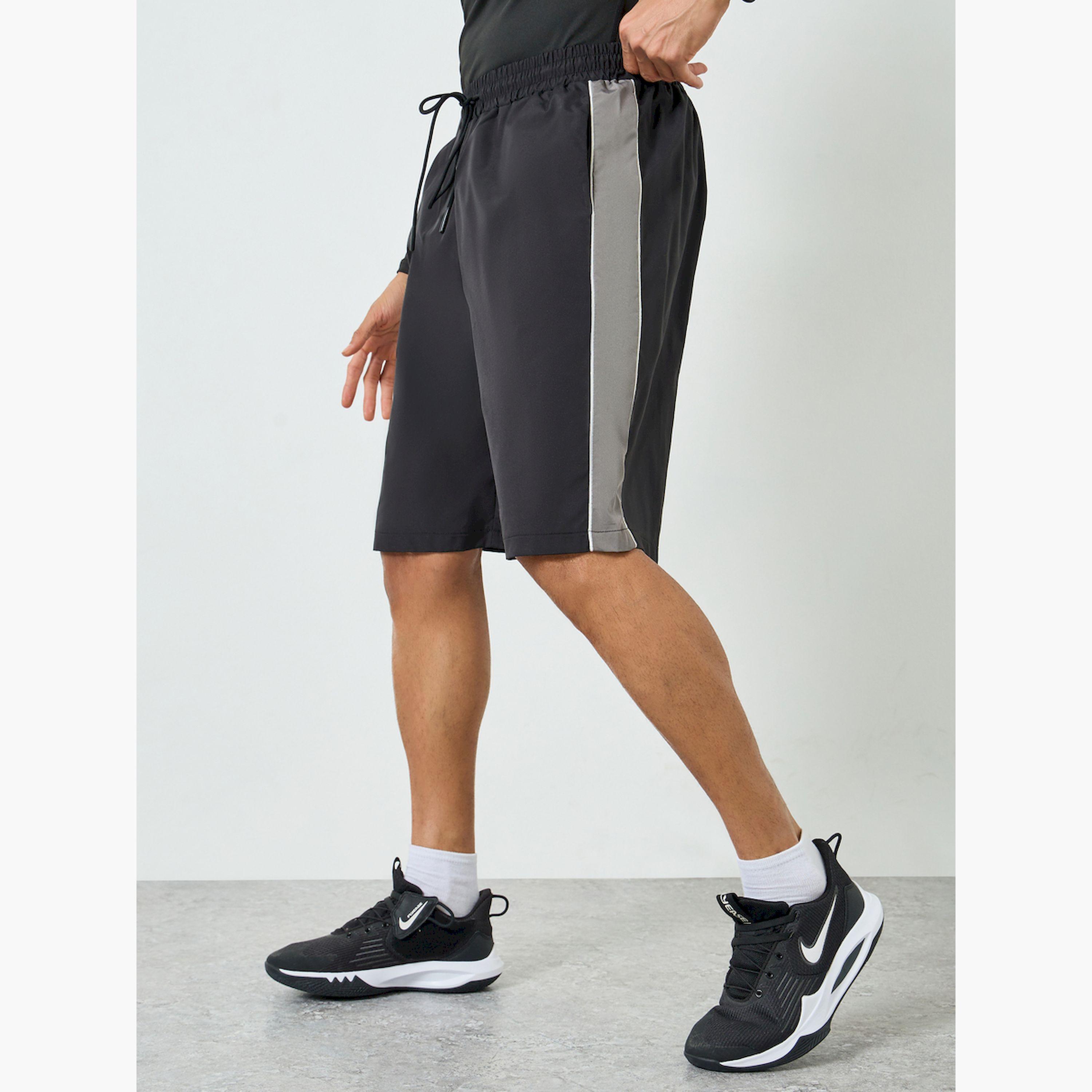 شورت أسود بشريط جانبي متباين للرجال-men-clothing-bottoms-shorts-image-1