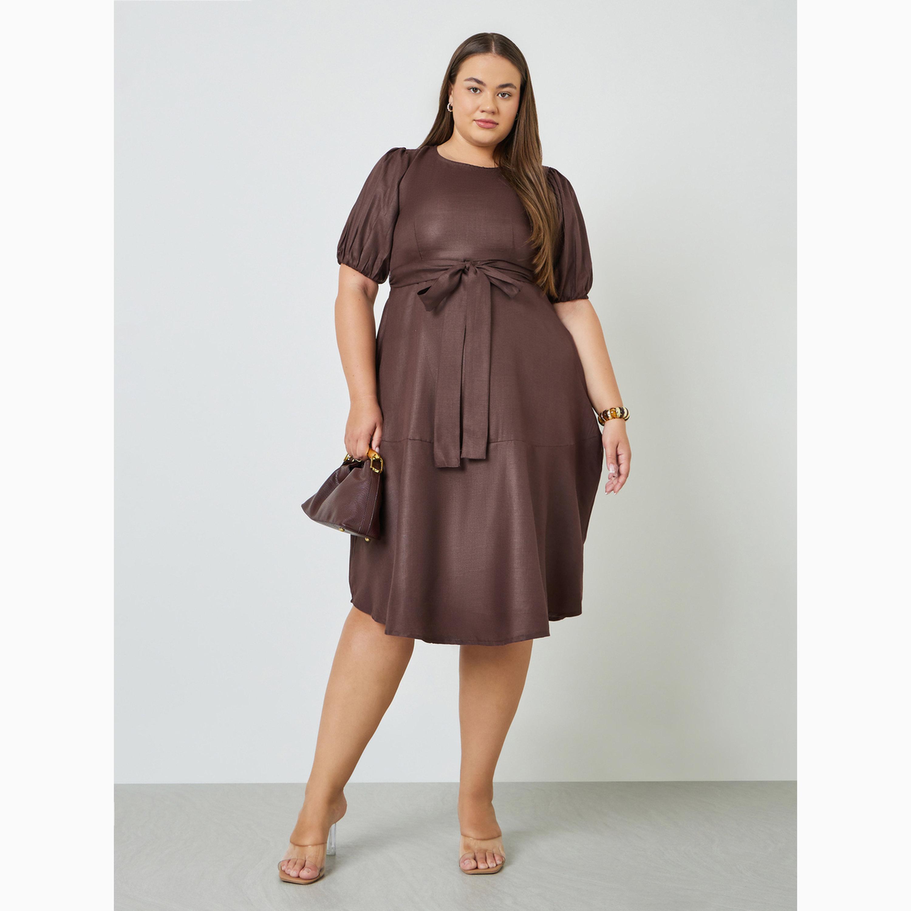 فستان ميدي متوسط الطول بلون سادة وأكمام منفوخة مع حزام يربط بمقاس كبير-women-clothing-dresses-image-3