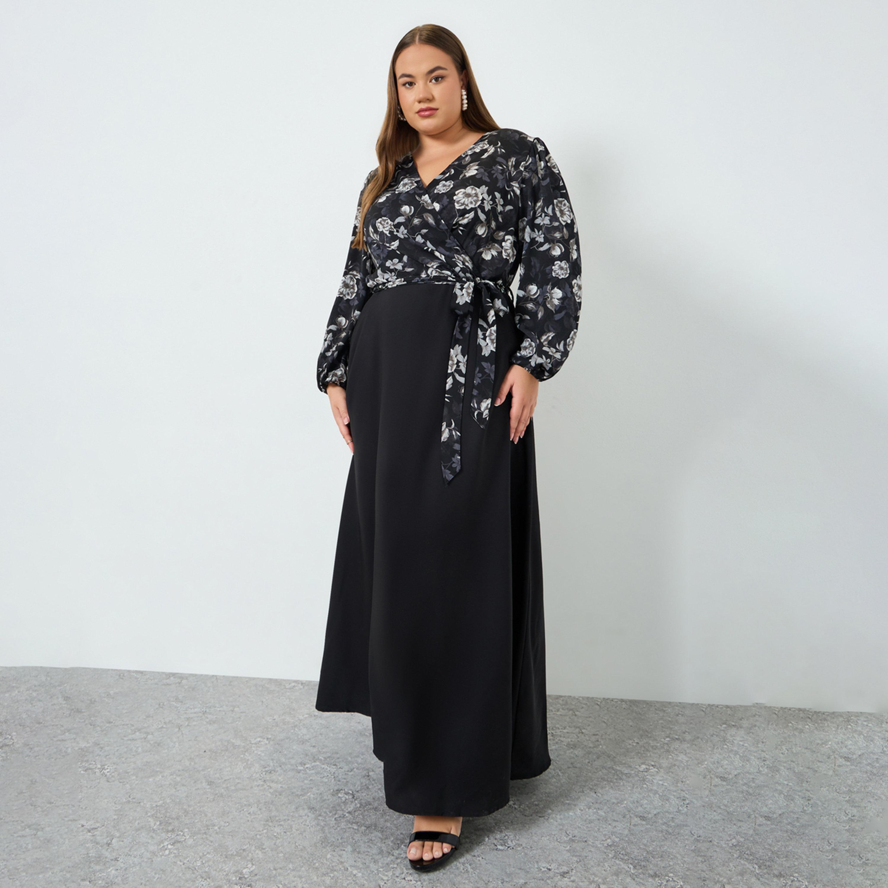 فستان طويل بحافة واسعة بنمط لف وطبعة زهور بمقاس كبير-women-clothing-dresses-image-1