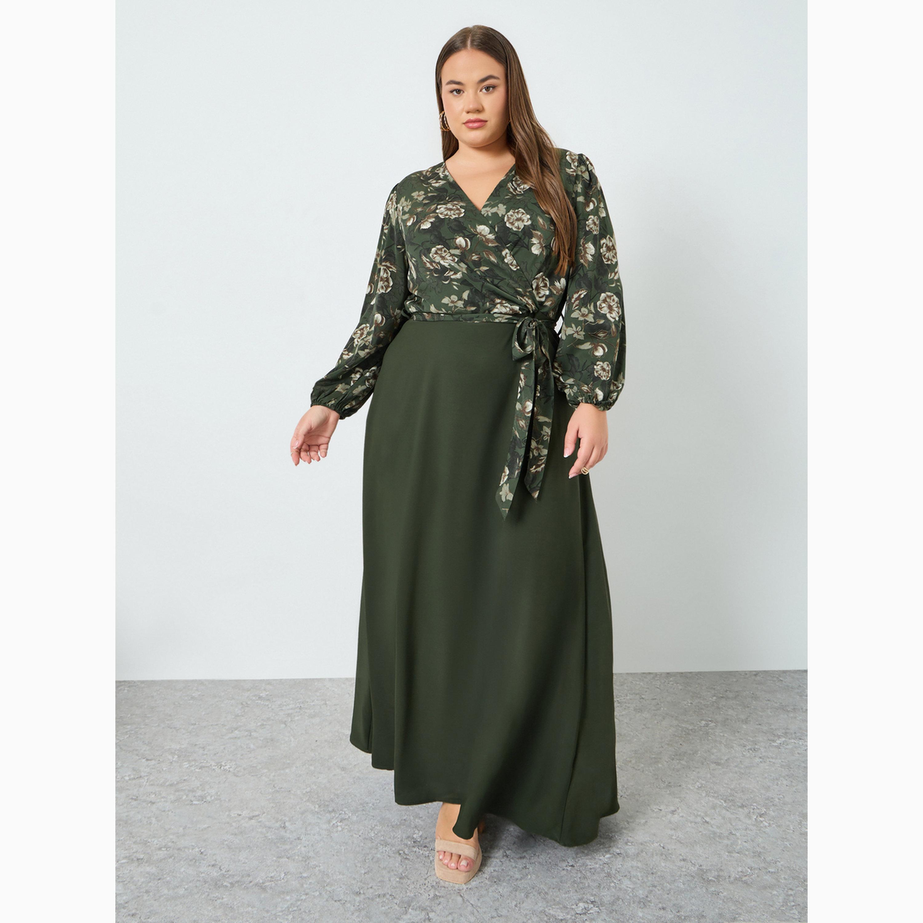 فستان طويل بحافة واسعة بنمط لف وطبعة زهور بمقاس كبير-women-clothing-dresses-image-1