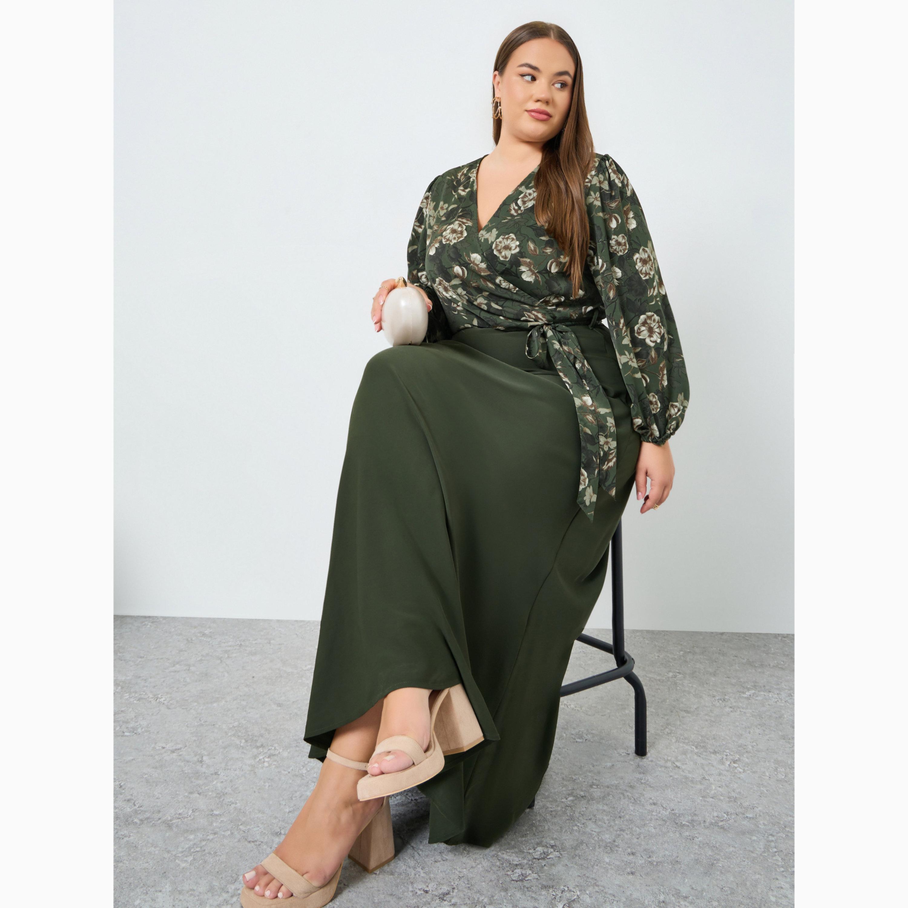 فستان طويل بحافة واسعة بنمط لف وطبعة زهور بمقاس كبير-women-clothing-dresses-image-3