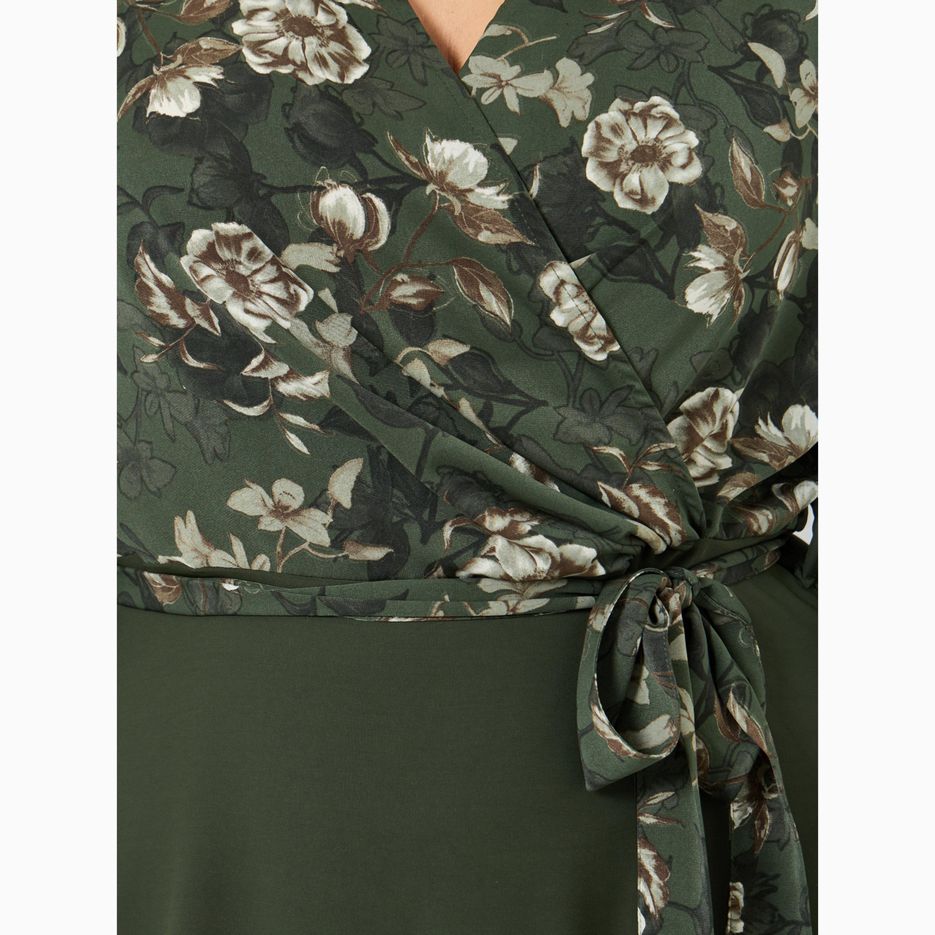 فستان طويل بحافة واسعة بنمط لف وطبعة زهور بمقاس كبير-women-clothing-dresses-image-4