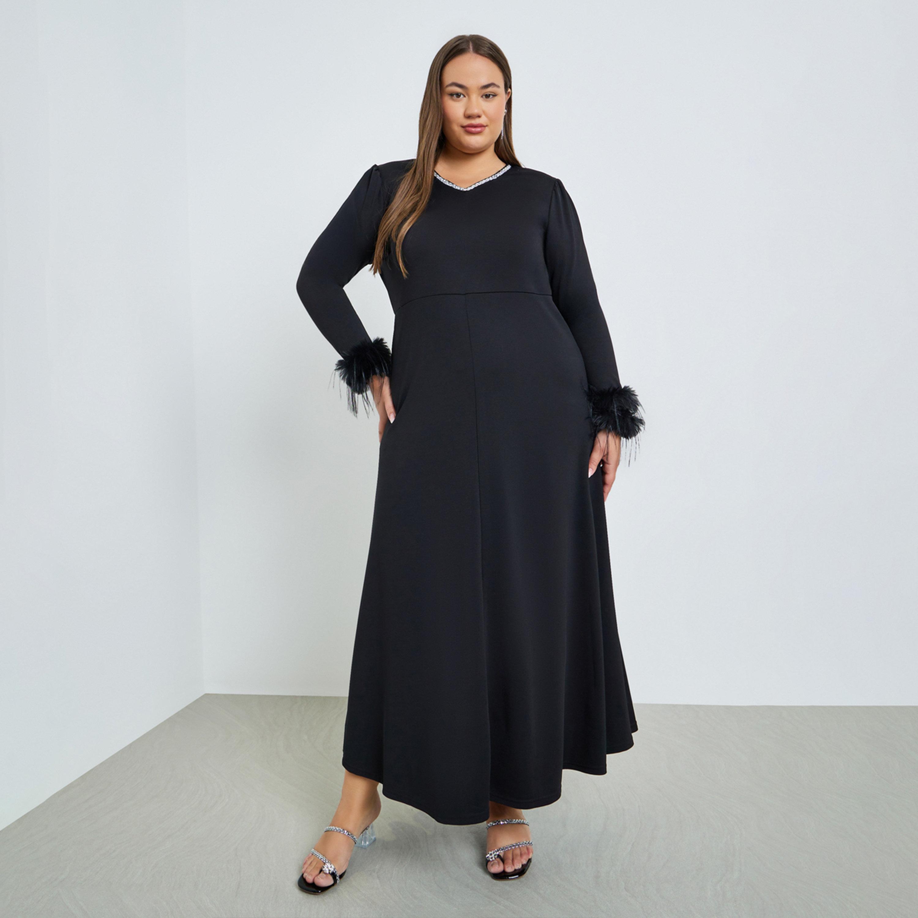 فستان طويل محبوك بتفاصيل فرو صناعي بمقاس كبير-women-clothing-dresses-image-1