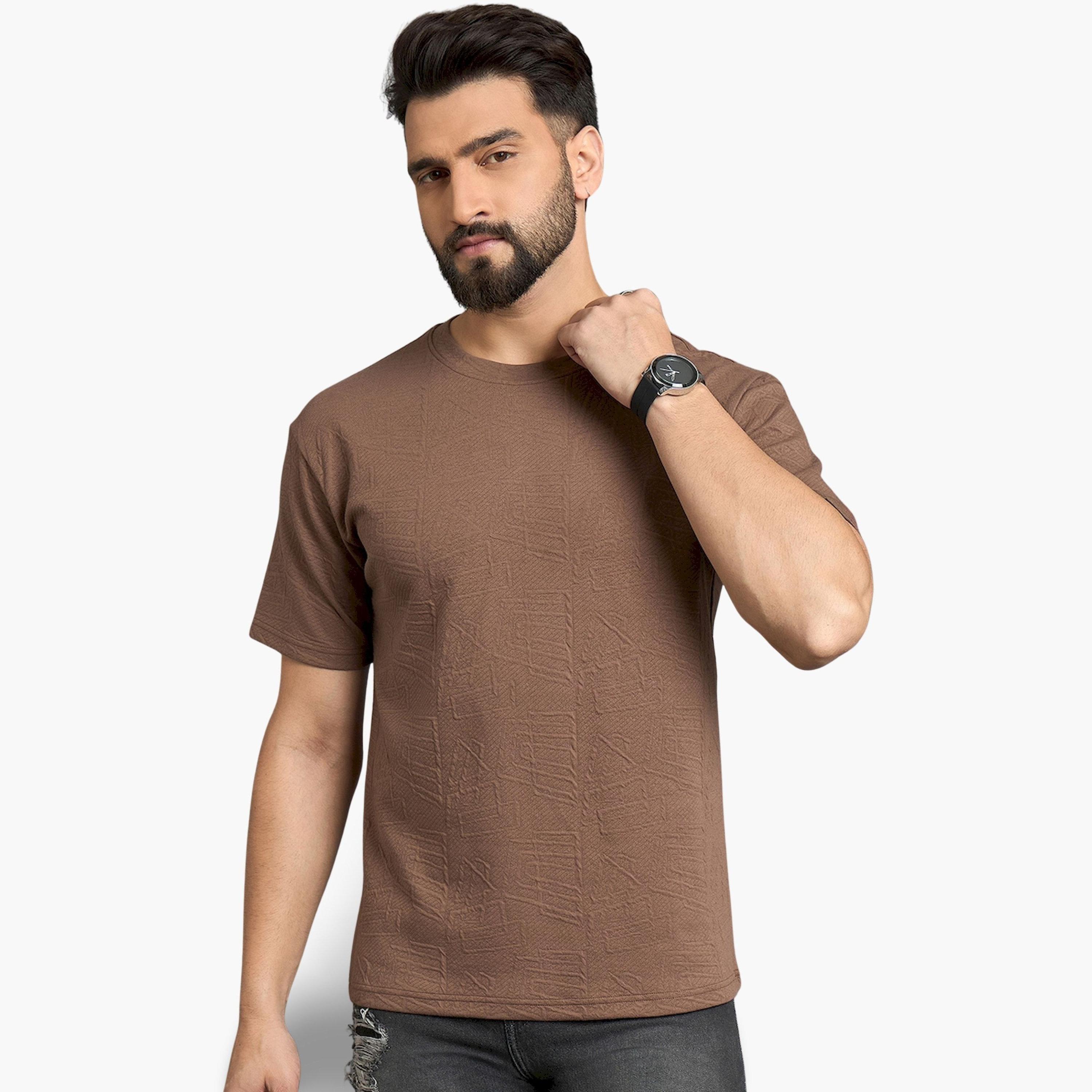 تيشيرت بني بياقة دائرية وبارز الملمس-men-clothing-tshirtsandpolos-tshirts-image-1