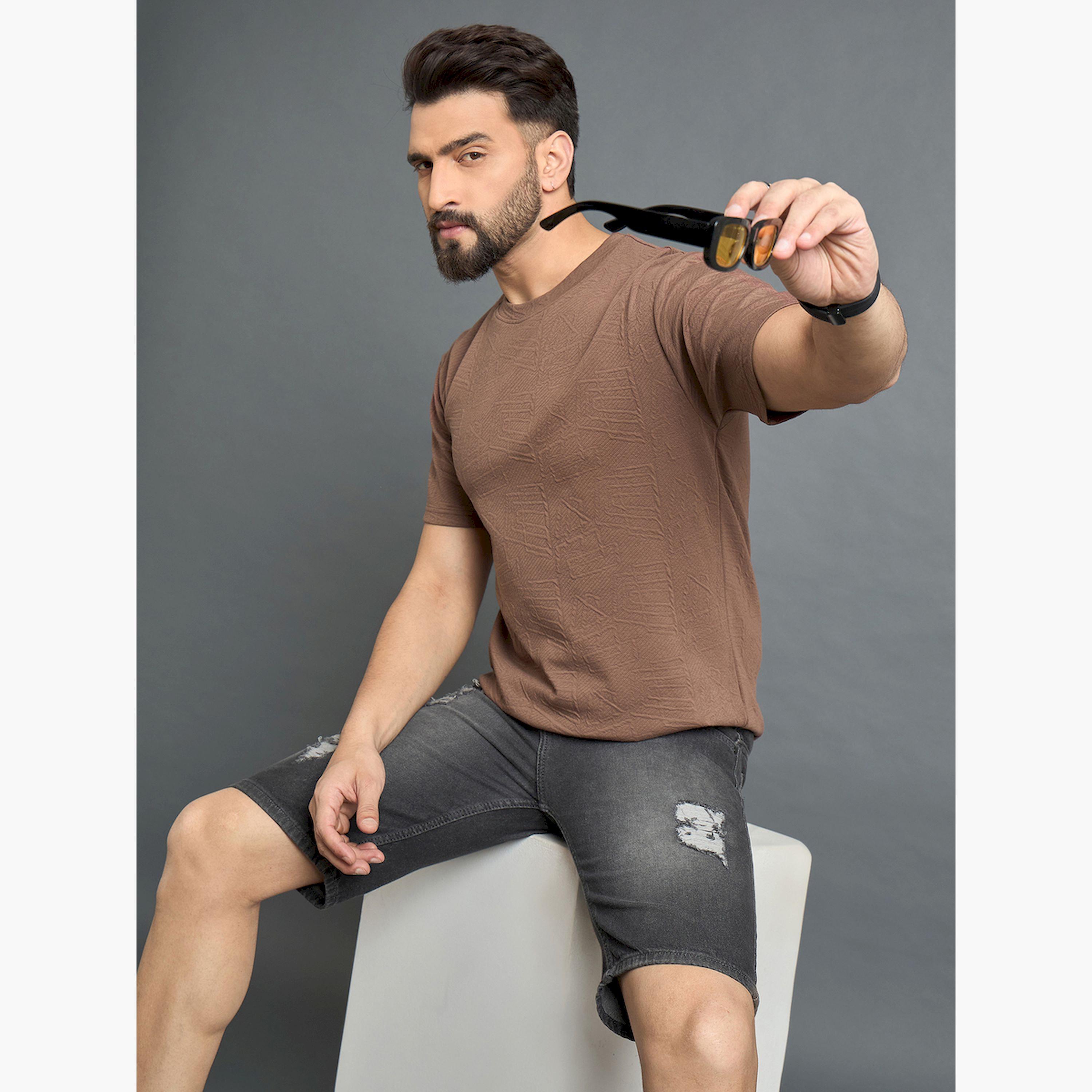 تيشيرت بني بياقة دائرية وبارز الملمس-men-clothing-tshirtsandpolos-tshirts-image-4