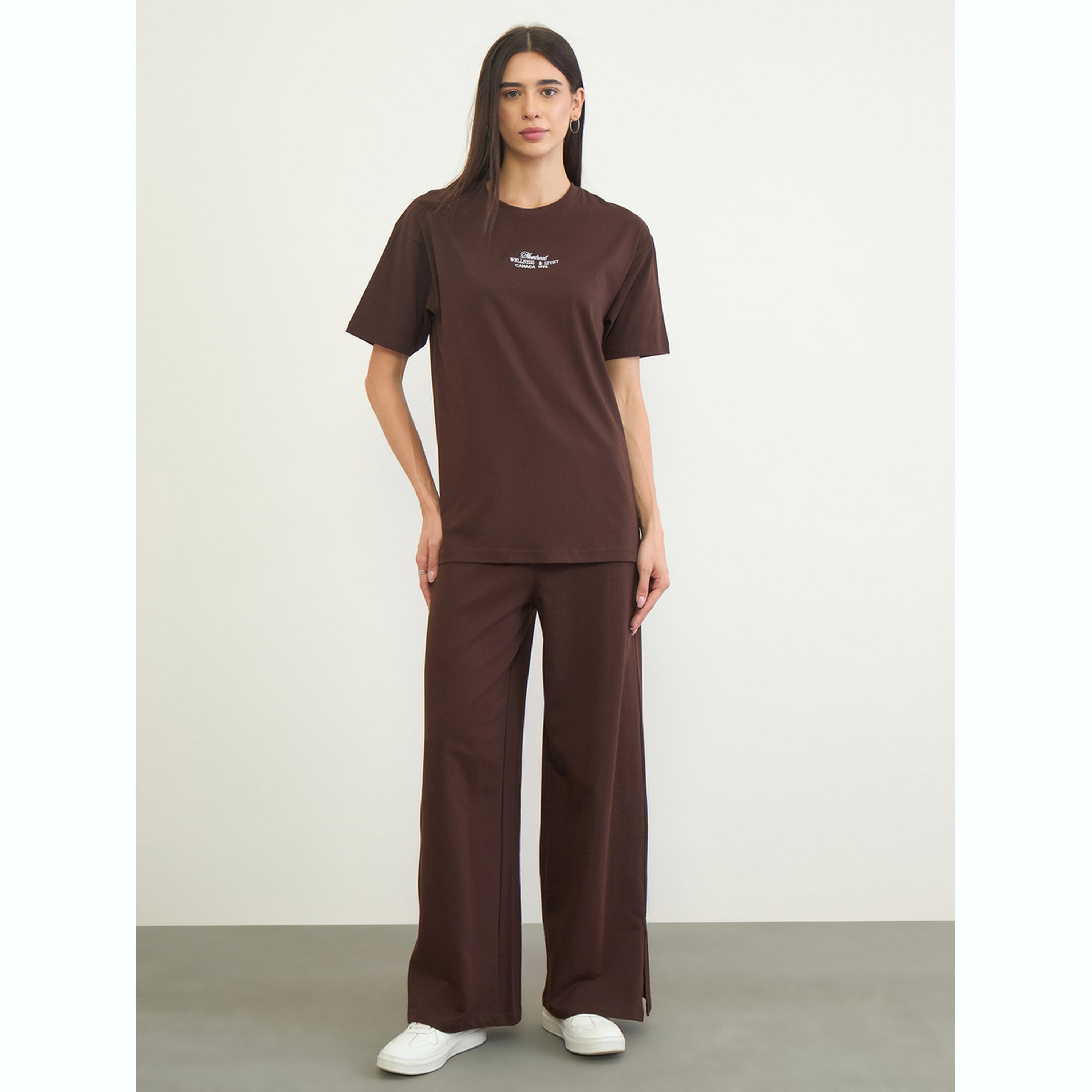 طقم منسق من جوغر وتيشيرت بتفاصيل مطرزة-women-clothing-coordsets-image-1