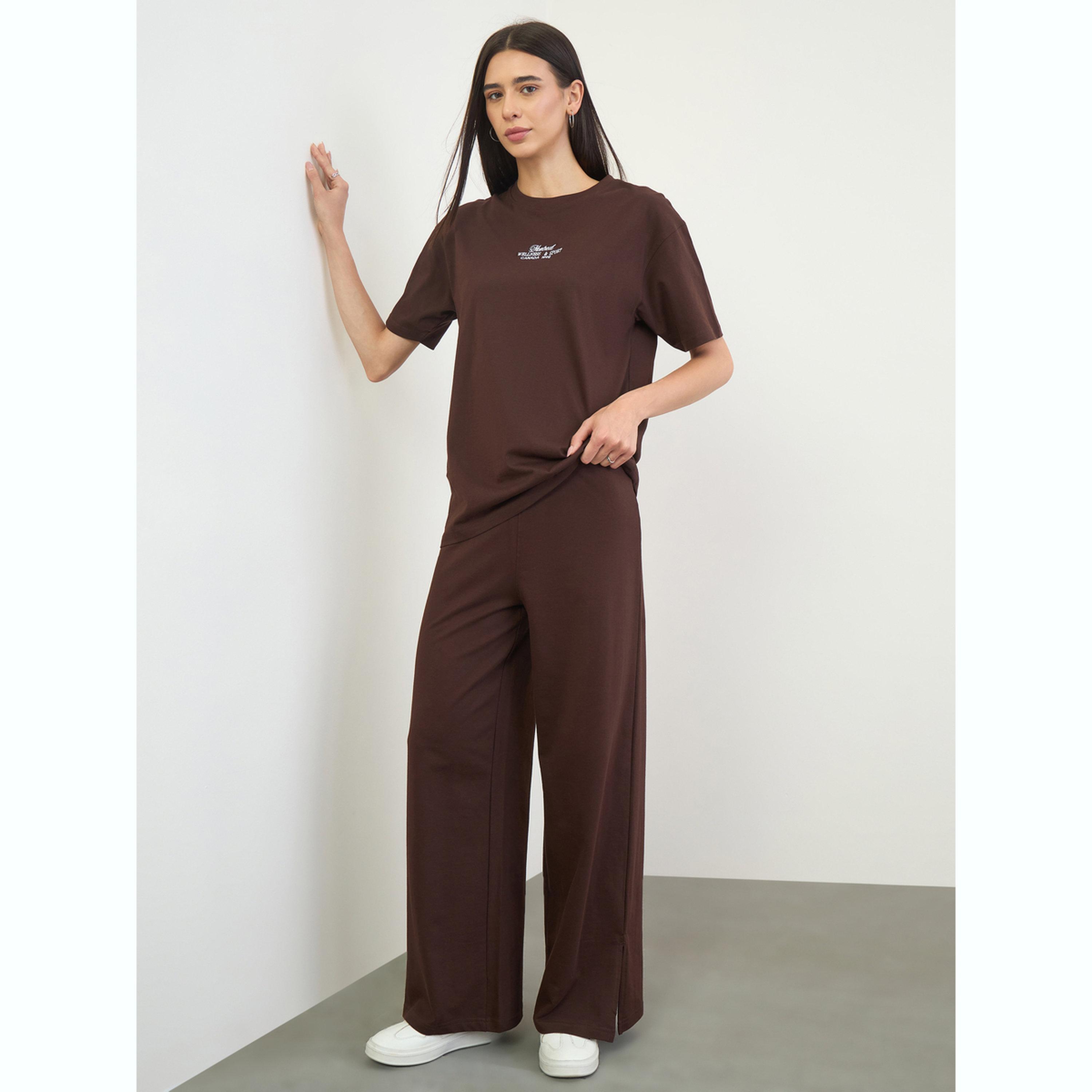 طقم منسق من جوغر وتيشيرت بتفاصيل مطرزة-women-clothing-coordsets-image-2