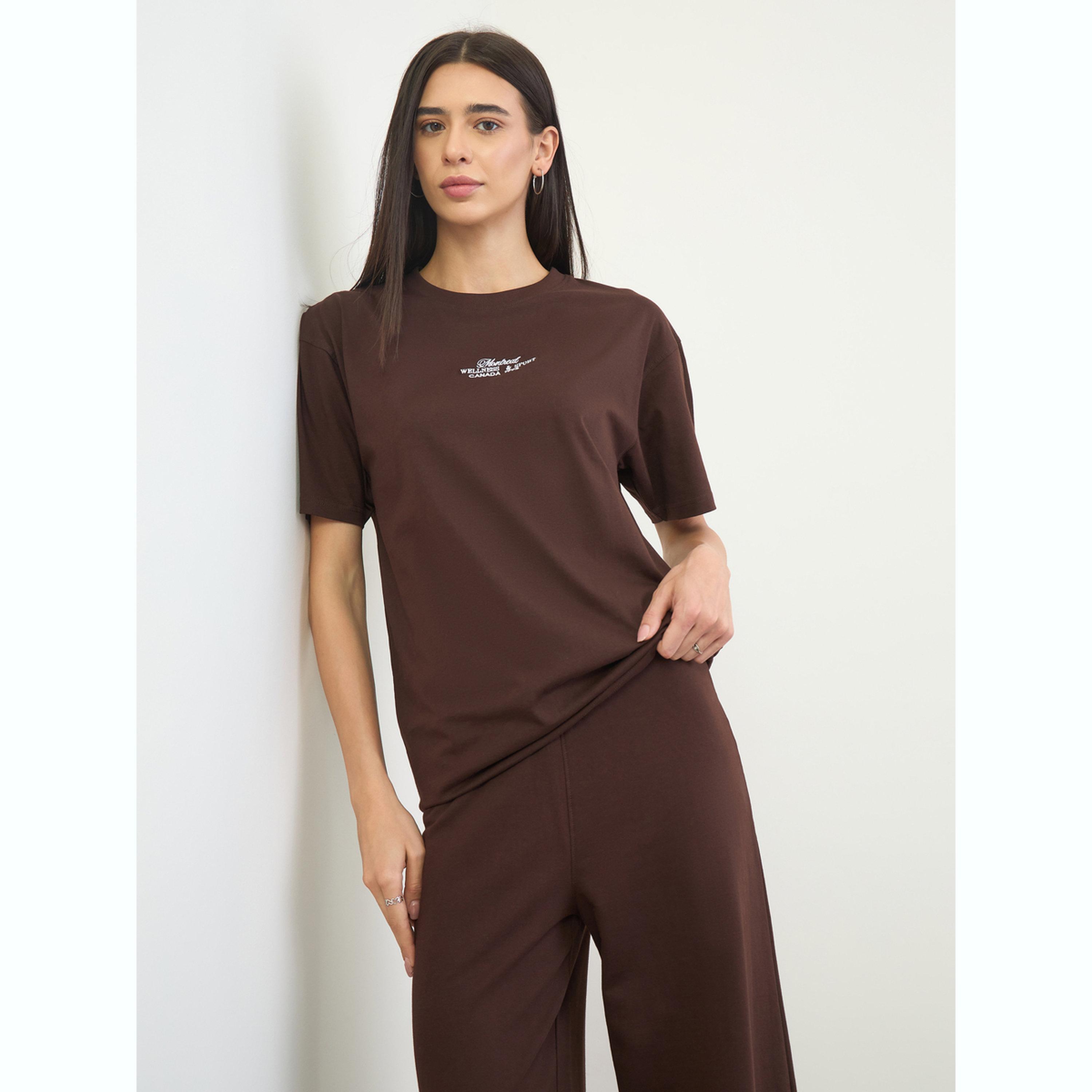 طقم منسق من جوغر وتيشيرت بتفاصيل مطرزة-women-clothing-coordsets-image-3