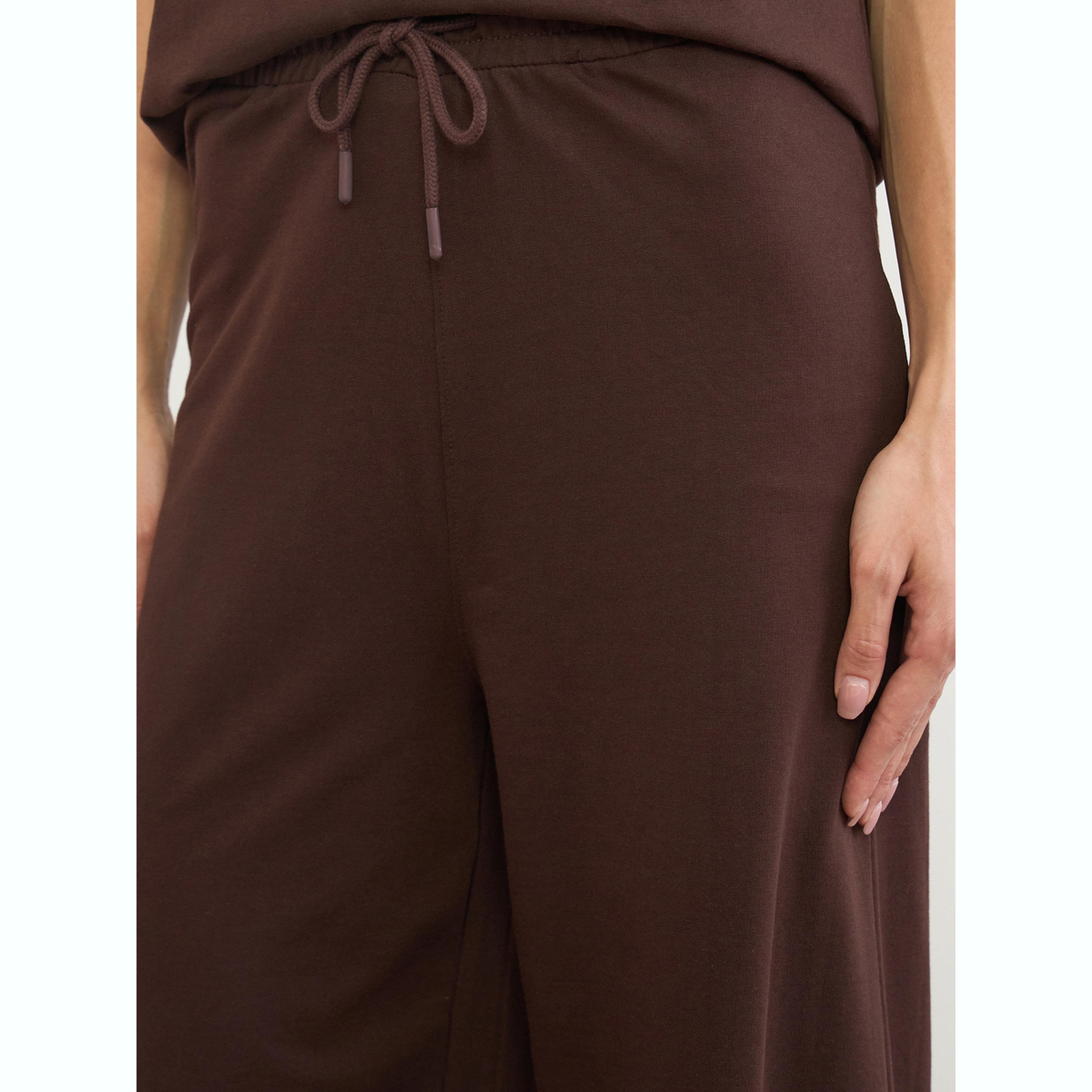 طقم منسق من جوغر وتيشيرت بتفاصيل مطرزة-women-clothing-coordsets-image-5