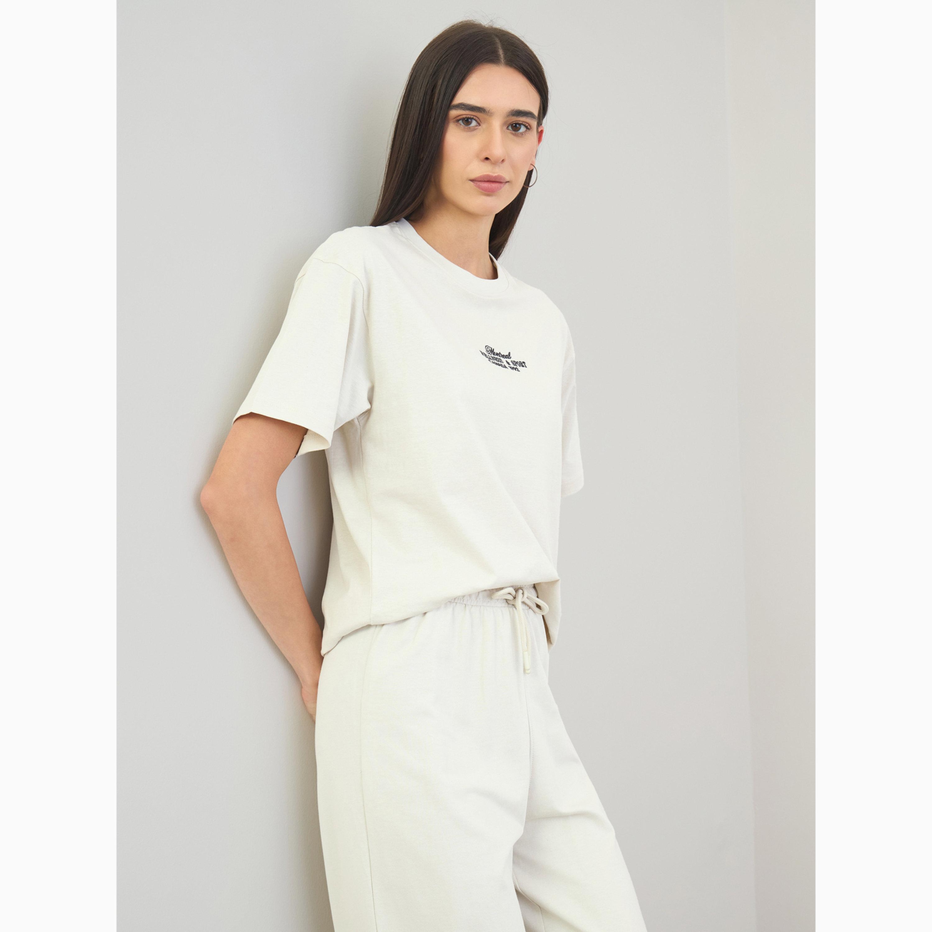 طقم منسق أوف وايت تي شيرت بتفاصيل مطرزة وبنطال-women-clothing-coordsets-image-3