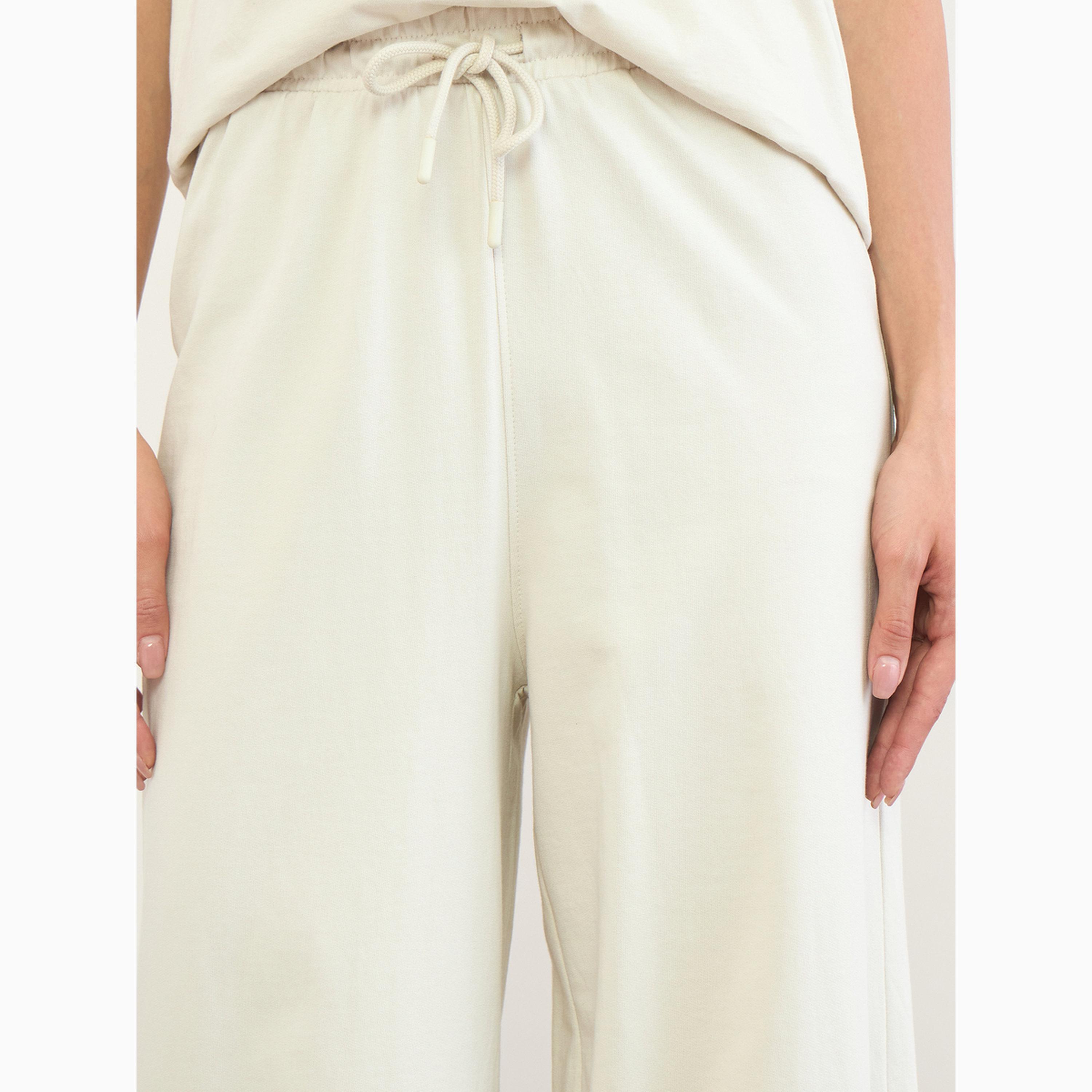 طقم منسق أوف وايت تي شيرت بتفاصيل مطرزة وبنطال-women-clothing-coordsets-image-5