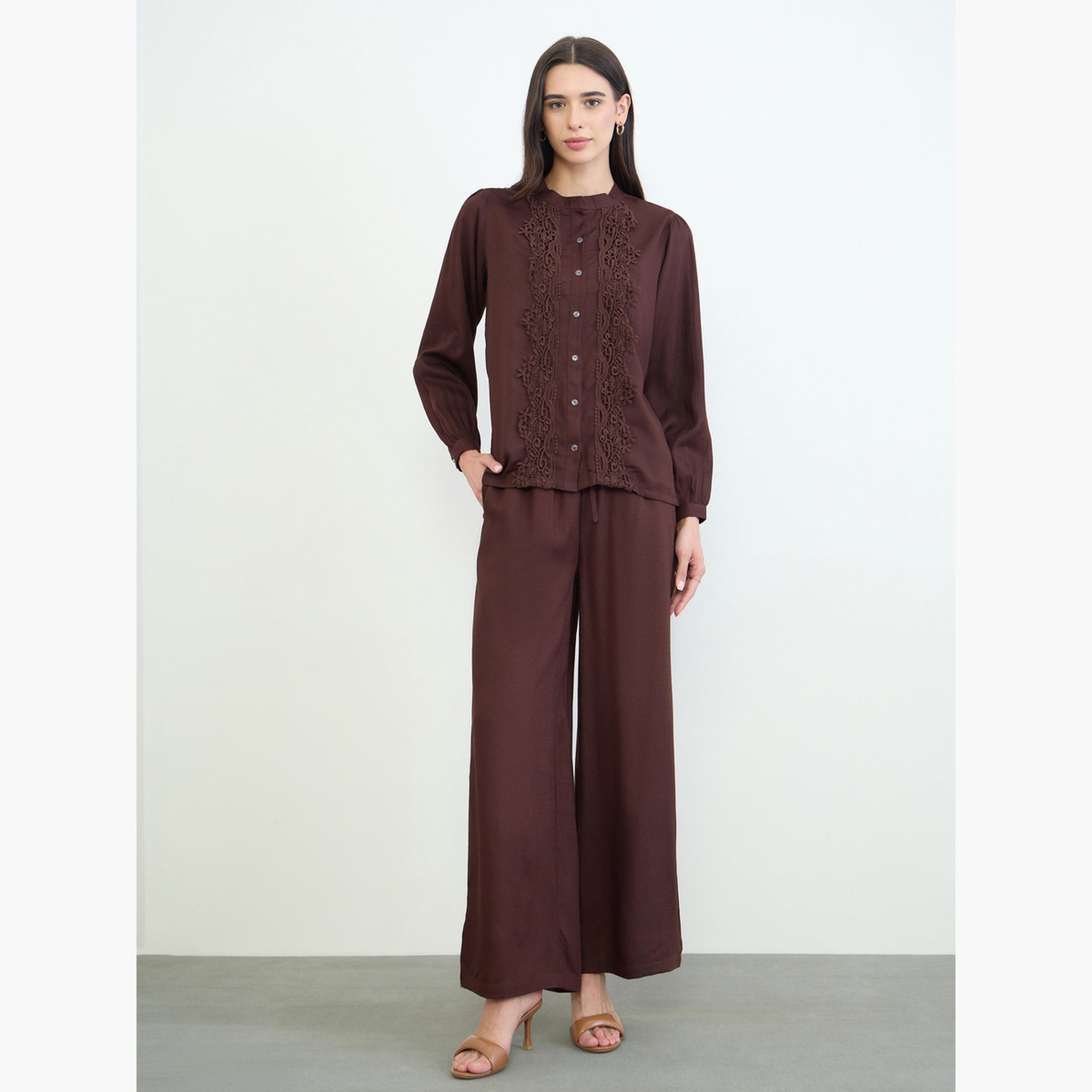 طقم منسق من بنطال وبلوزة قطن مع تفاصيل دانتيل إدخال-women-clothing-coordsets-image-1