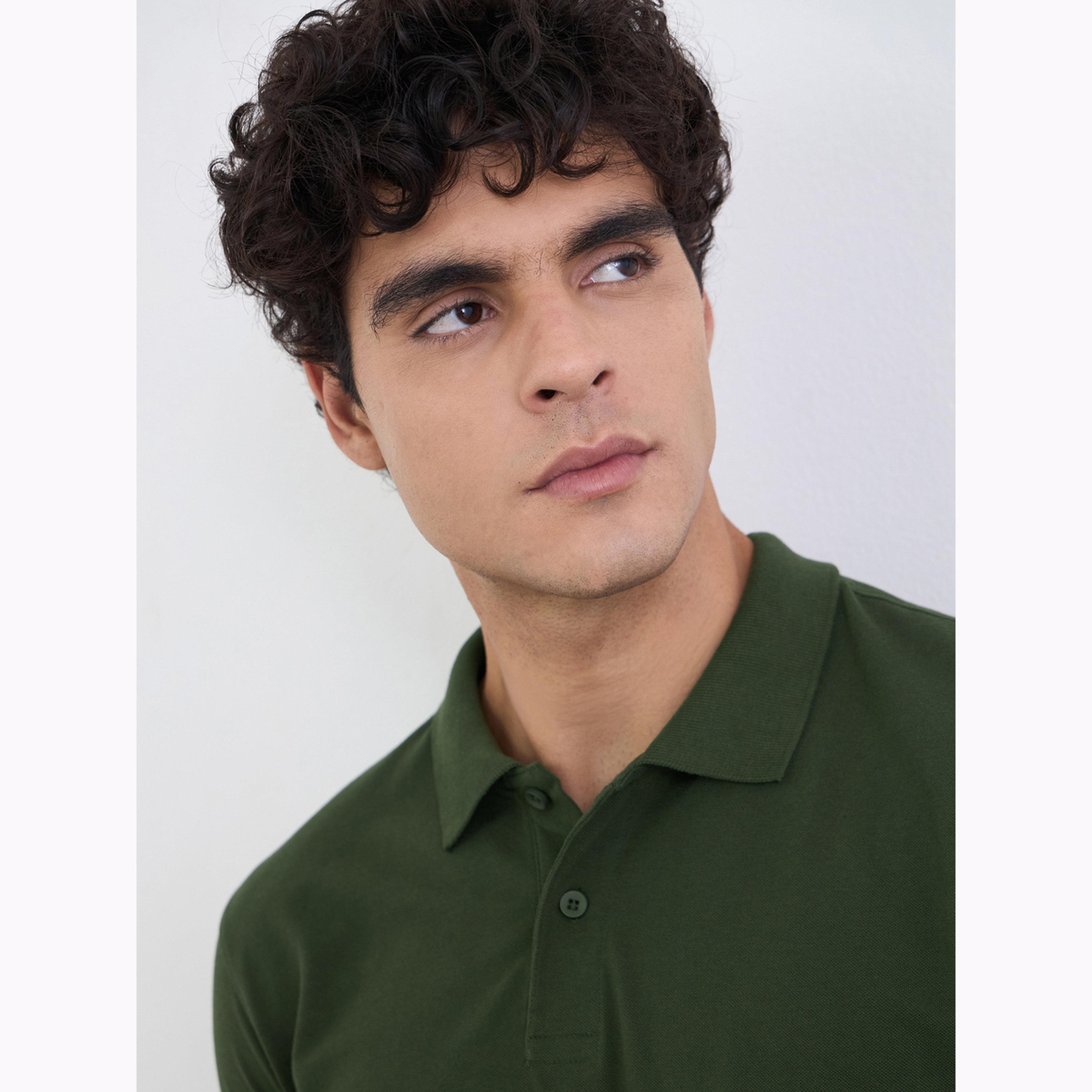 قميص بولو بيكيه سادة وبقصة عادية مع ياقة مضلعة للرجال-men-clothing-tshirtsandpolos-polos-image-5