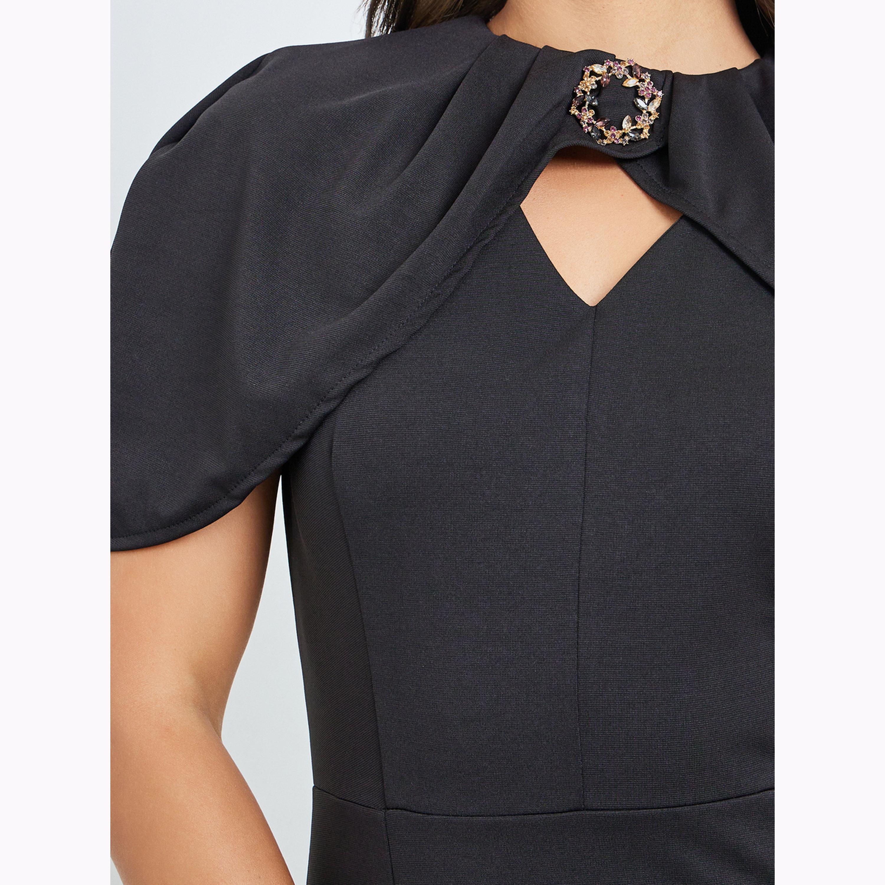 فستان طويل بقصة ضيقة وأكمام كيب-women-clothing-dresses-image-5