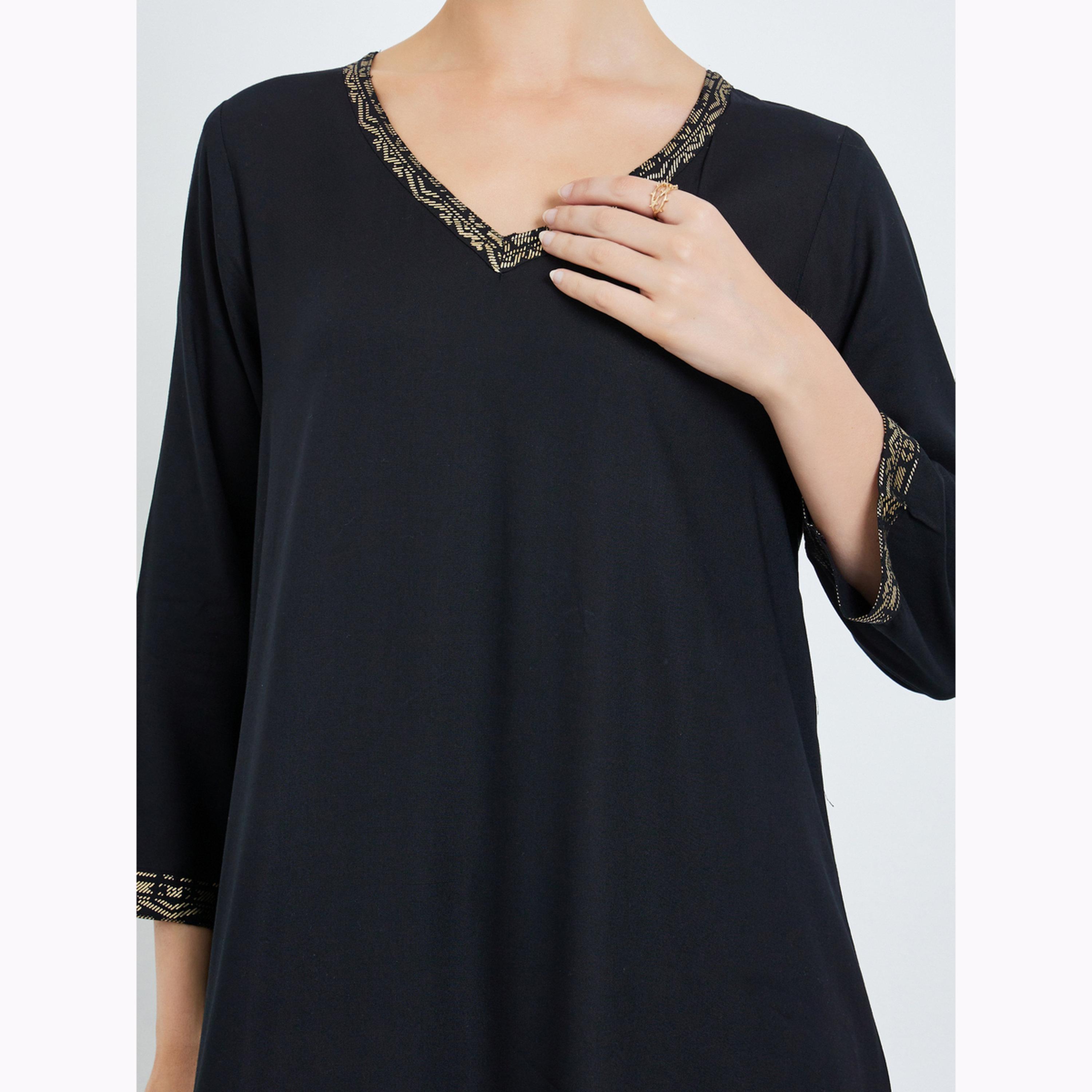 Amirah X Styli Black Foil Print V Neck Jalabiya-women-arabicclothing-jalabiyas-image-6